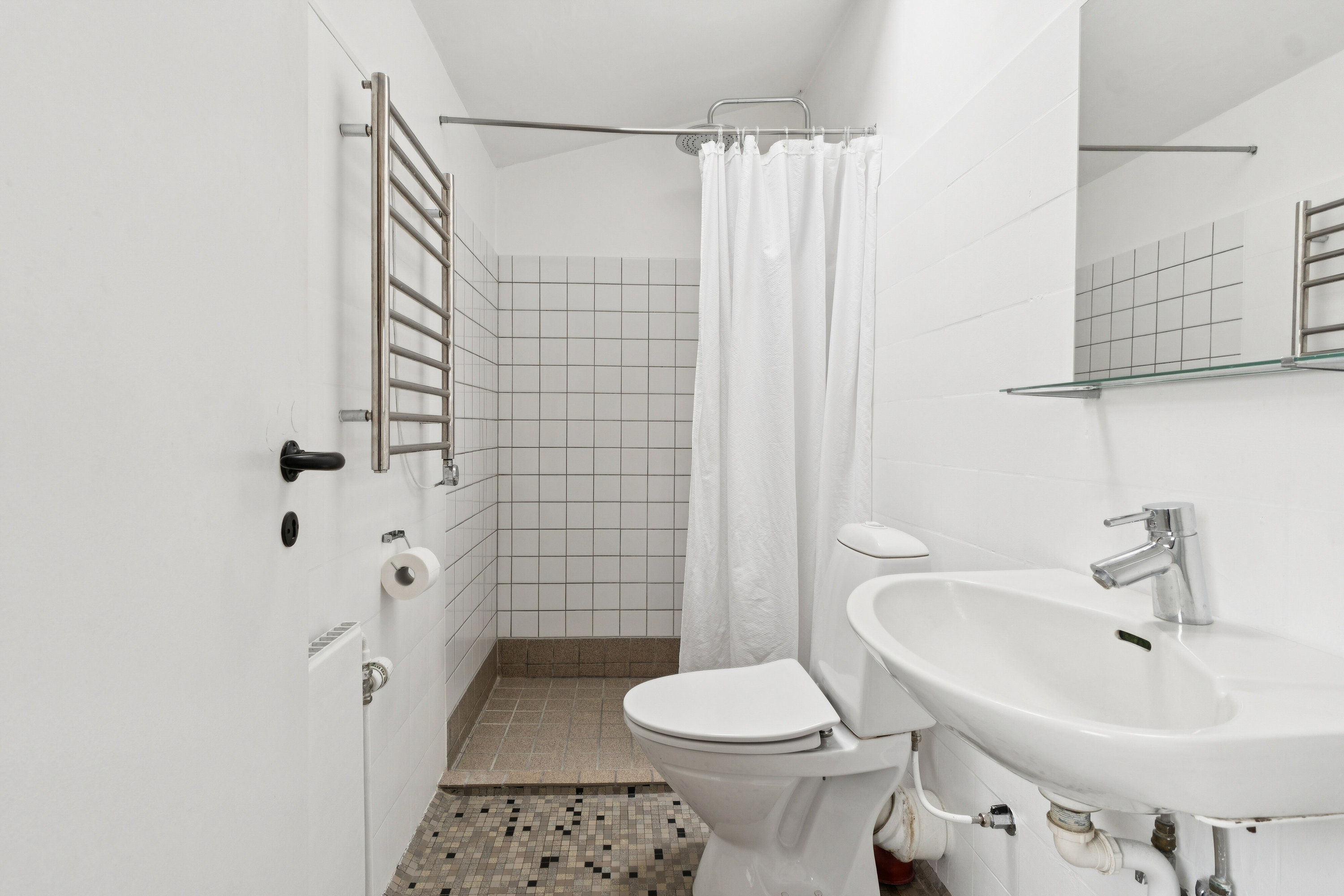 Fremhævet badeværelse billede i fuldskærmstilstand. Billede af Kulsvierparken 1, 2800 Kongens Lyngby