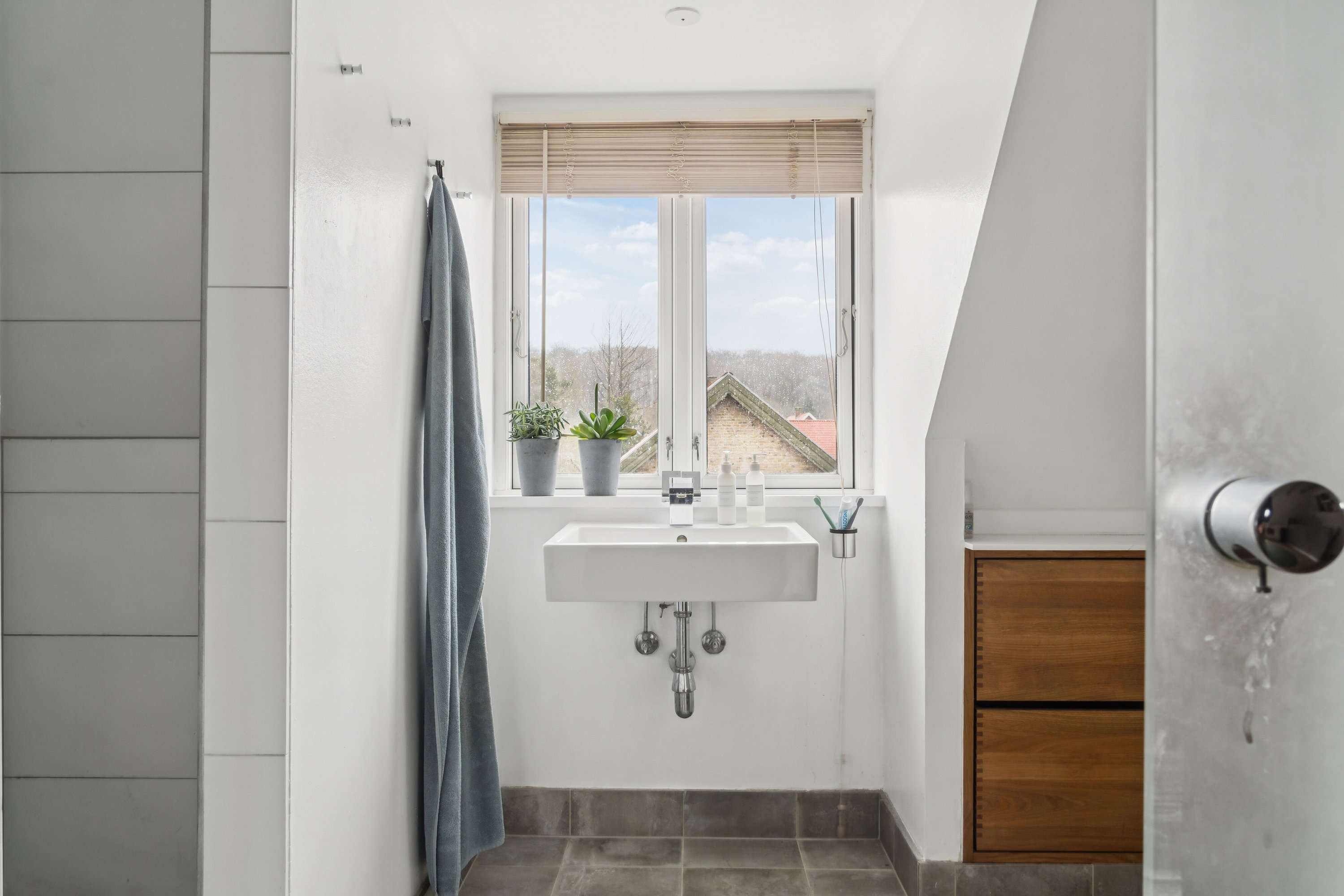 Fremhævet badeværelse billede i fuldskærmstilstand. Billede af Egebæksvej 11, 8270 Højbjerg