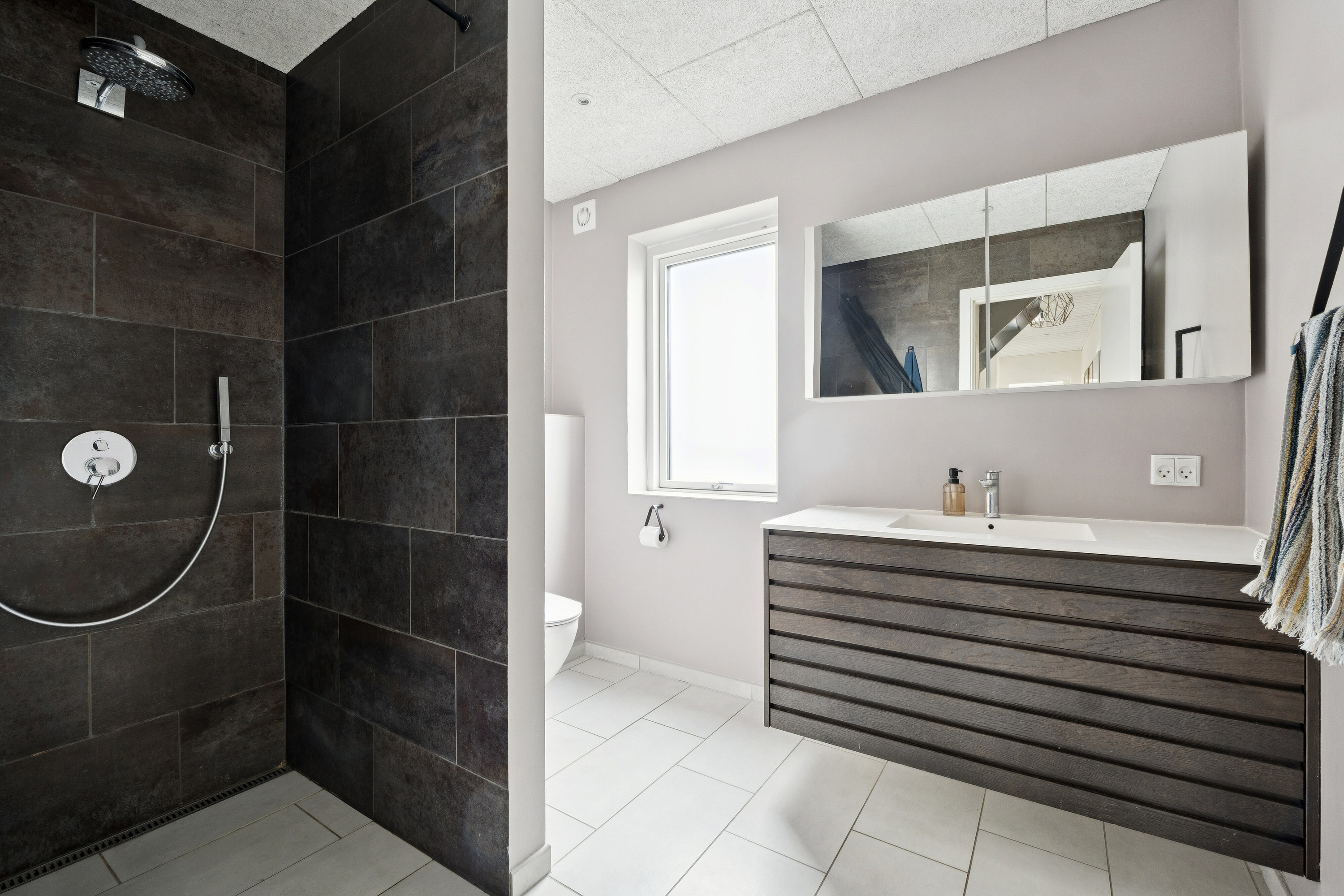 Fremhævet badeværelse billede i fuldskærmstilstand. Billede af Toftevænget 4, 8464 Galten