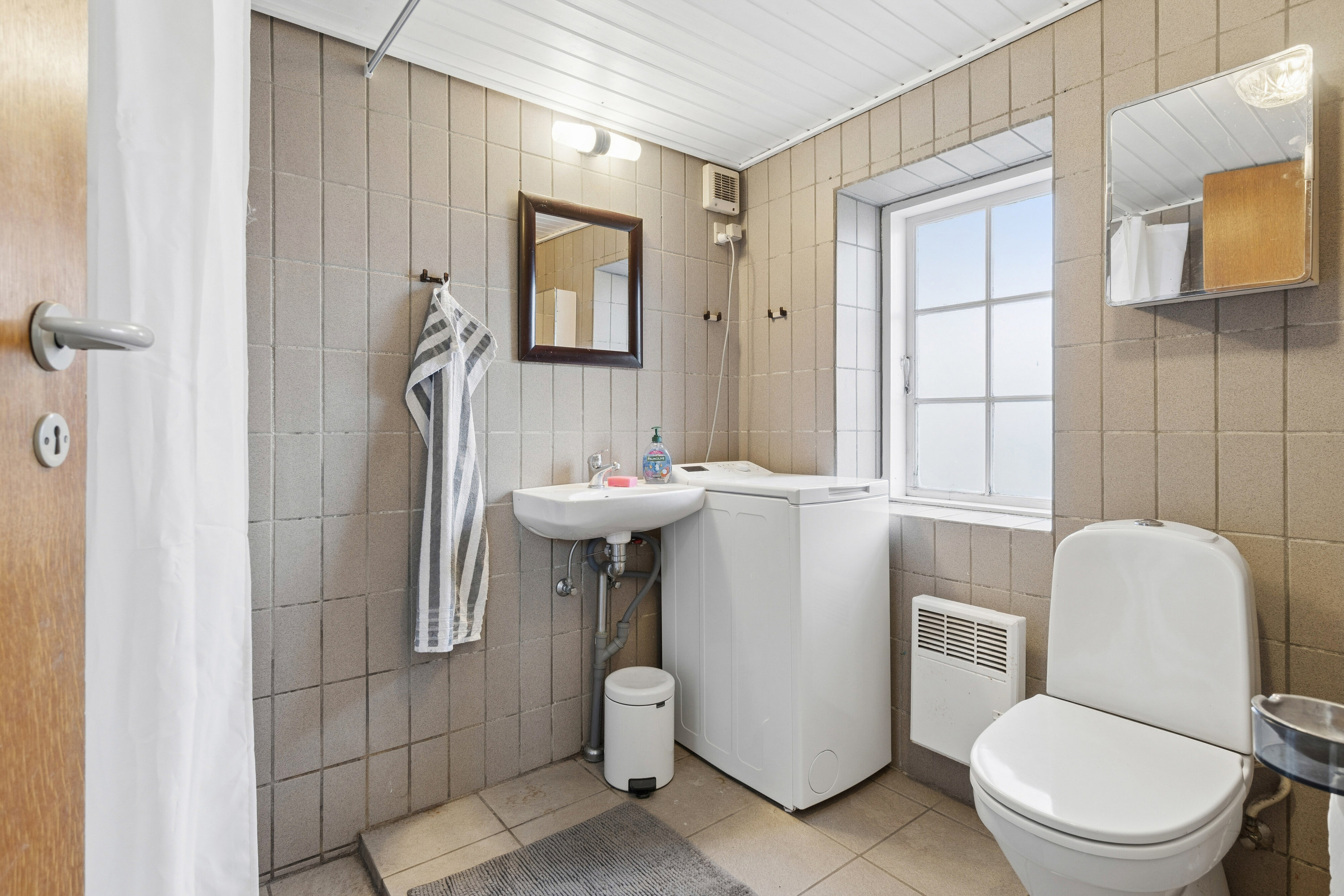 Fremhævet toilet billede i fuldskærmstilstand. Billede af Bøjerenden 7, Snogebæk, 3730 Nexø