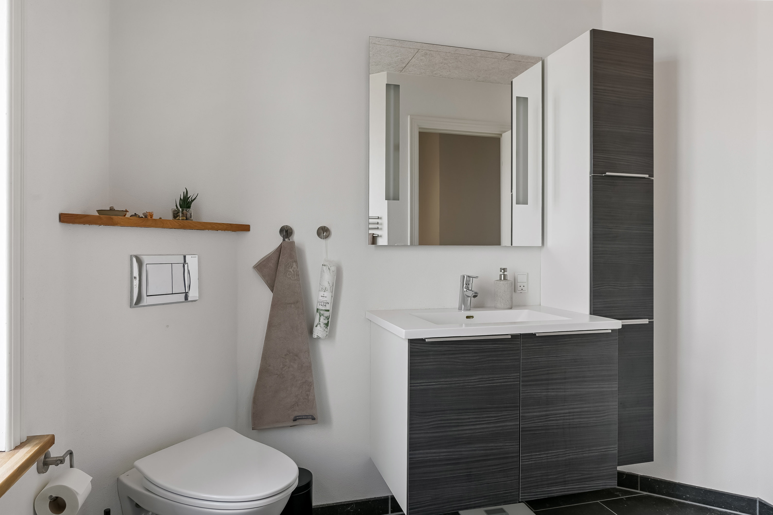 Fremhævet toilet billede i fuldskærmstilstand. Billede af Nygårdsvej 129, 2. th., 6700 Esbjerg