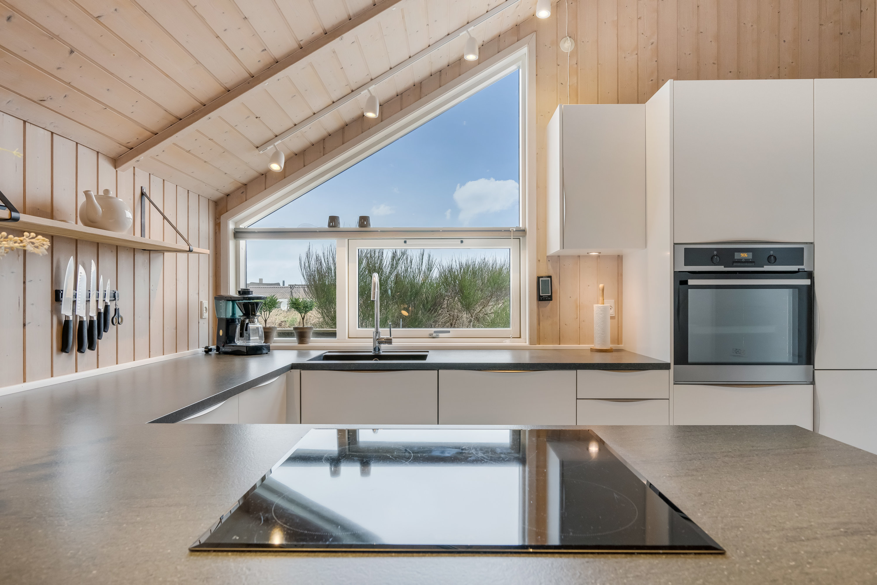 Fremhævet køkken billede i fuldskærmstilstand. Billede af Arvidvej 17, Bjerregaard, 6960 Hvide Sande