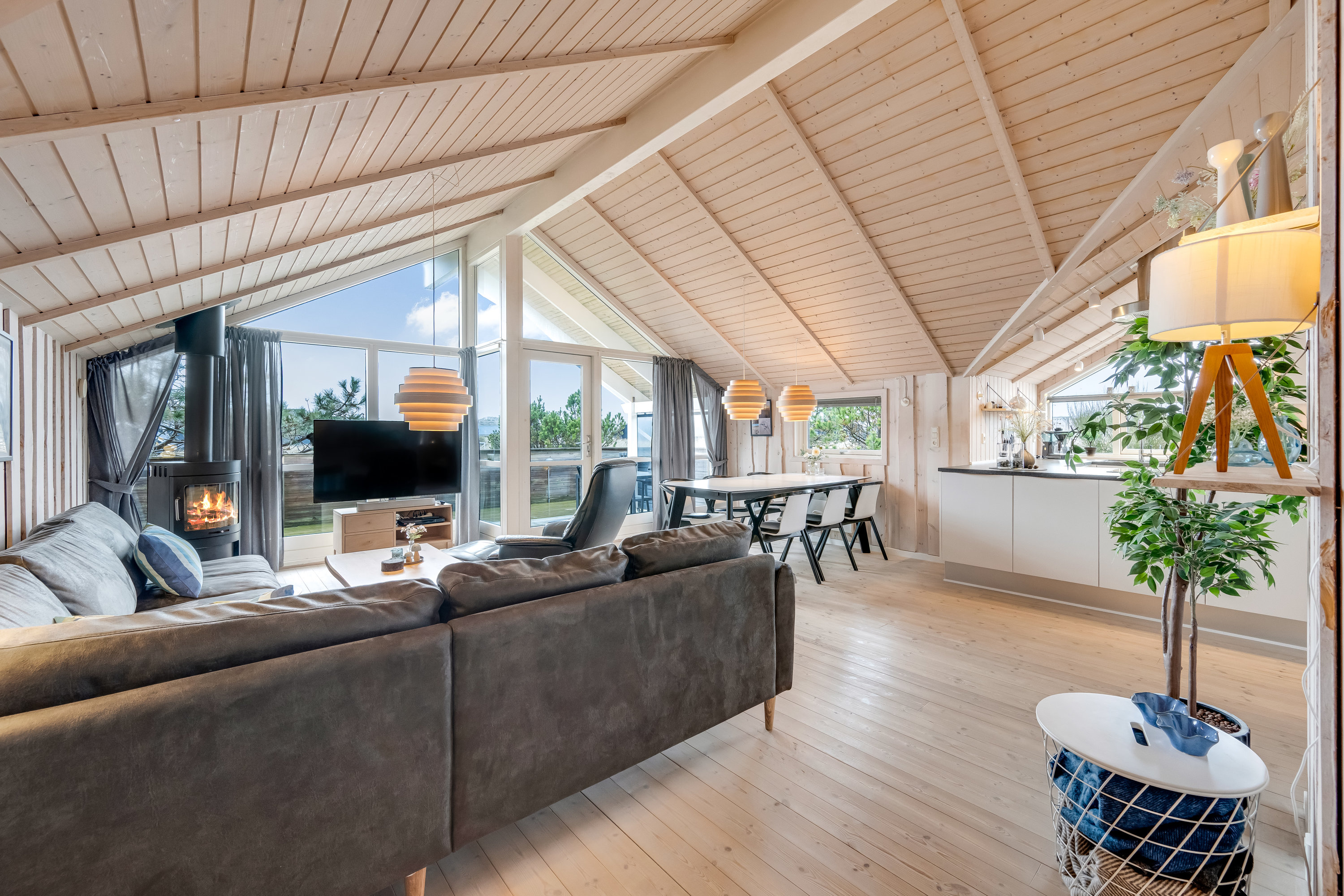 Fremhævet stue billede i fuldskærmstilstand. Billede af Arvidvej 17, Bjerregaard, 6960 Hvide Sande