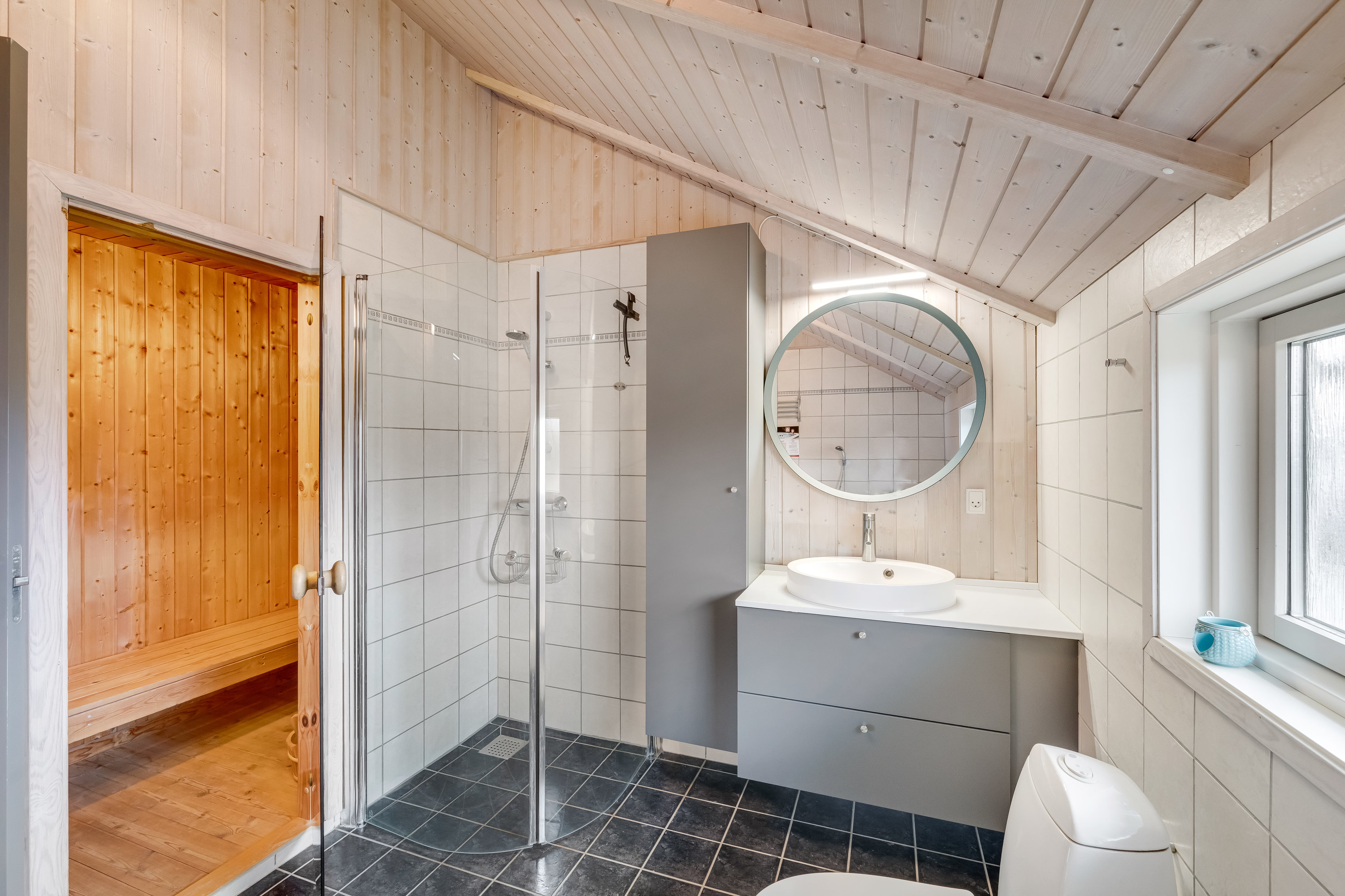 Fremhævet badeværelse billede i fuldskærmstilstand. Billede af Arvidvej 17, Bjerregaard, 6960 Hvide Sande