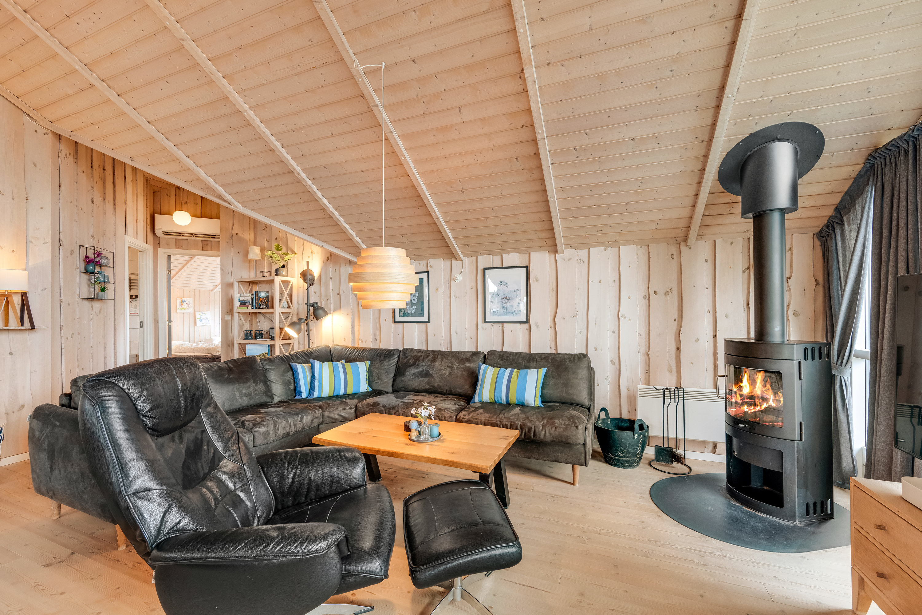 Fremhævet stue billede i fuldskærmstilstand. Billede af Arvidvej 17, Bjerregaard, 6960 Hvide Sande