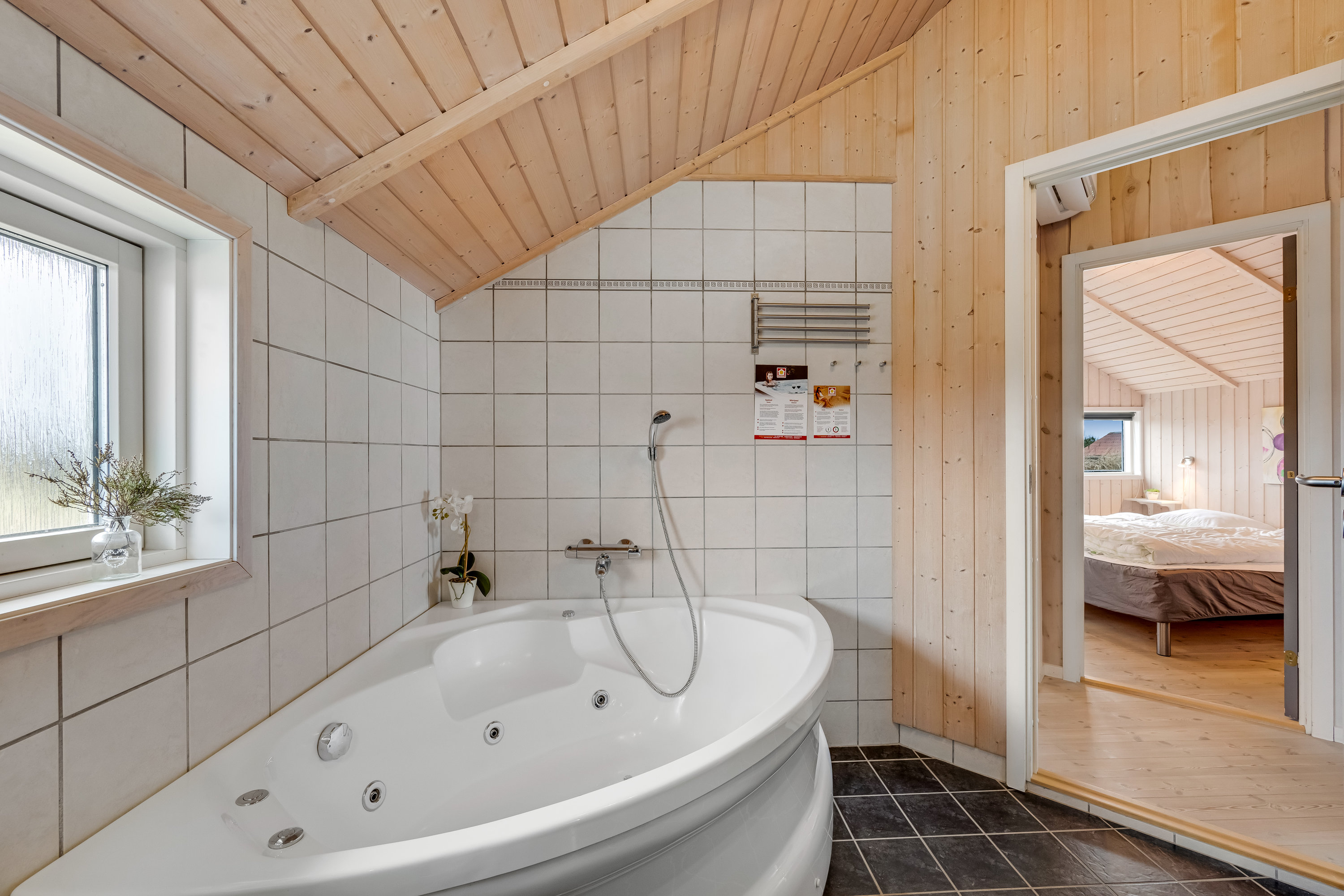 Fremhævet badeværelse billede i fuldskærmstilstand. Billede af Arvidvej 17, Bjerregaard, 6960 Hvide Sande