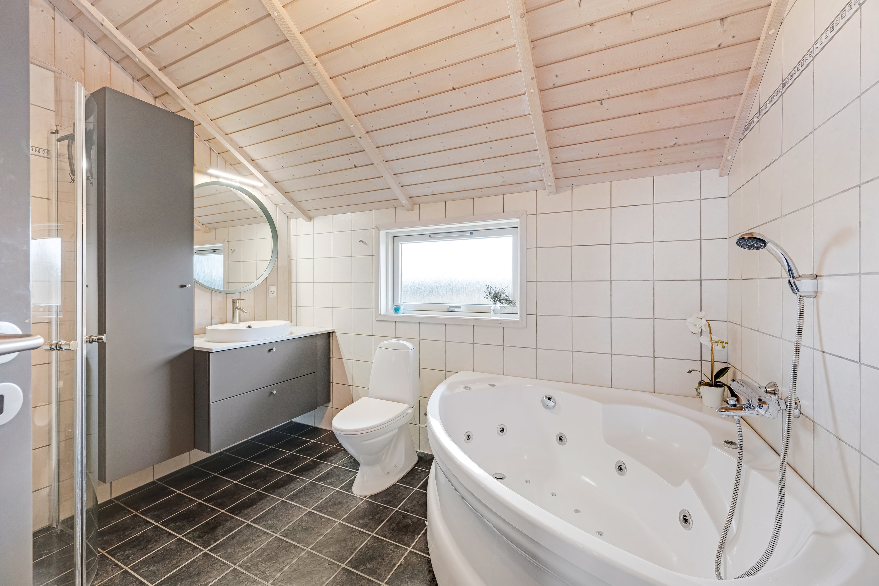 Fremhævet badeværelse billede i fuldskærmstilstand. Billede af Arvidvej 17, Bjerregaard, 6960 Hvide Sande