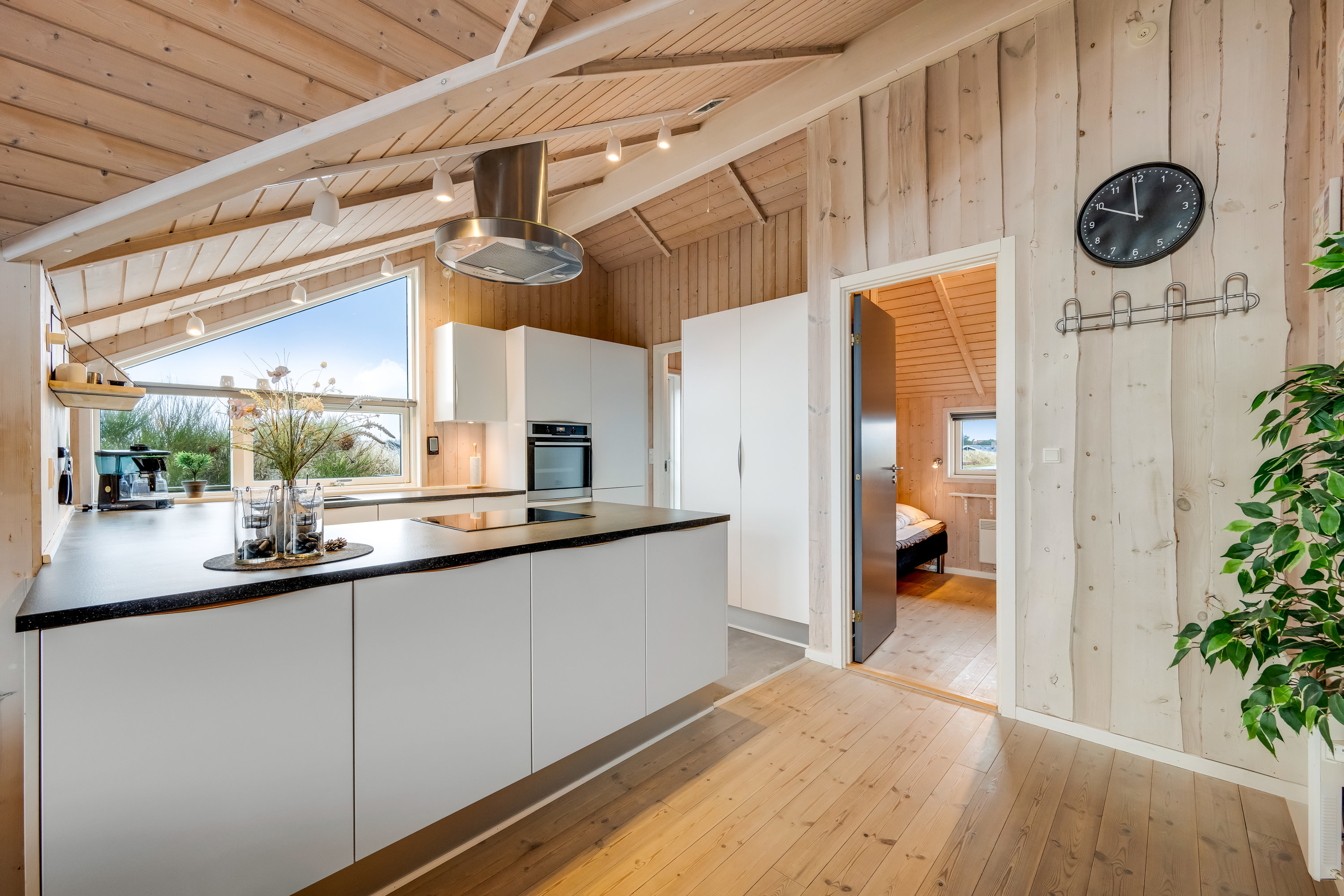 Fremhævet køkken billede i fuldskærmstilstand. Billede af Arvidvej 17, Bjerregaard, 6960 Hvide Sande