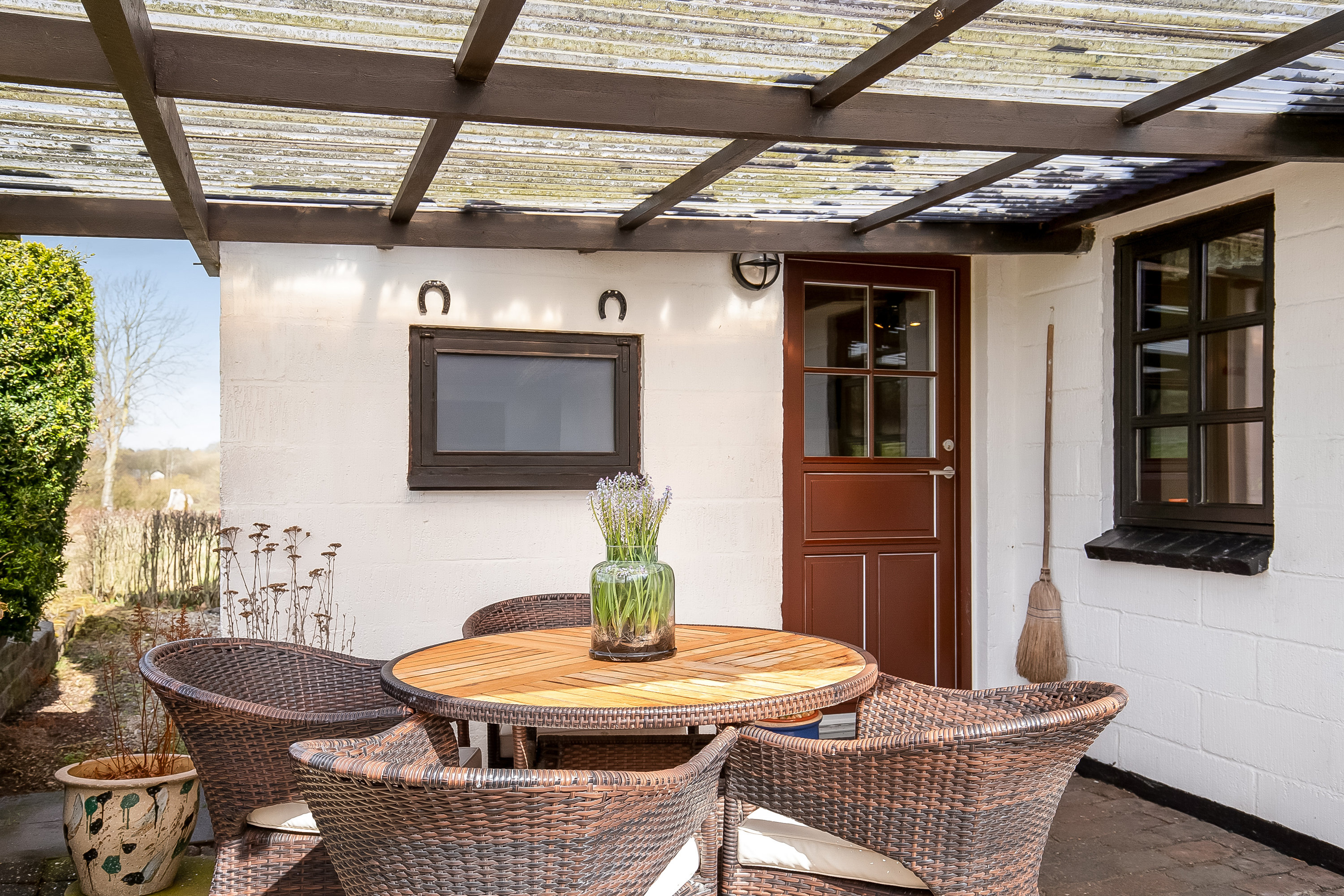 Fremhævet overdækket terrasse billede i fuldskærmstilstand. Billede af Gl. Skartved 24, 6091 Bjert