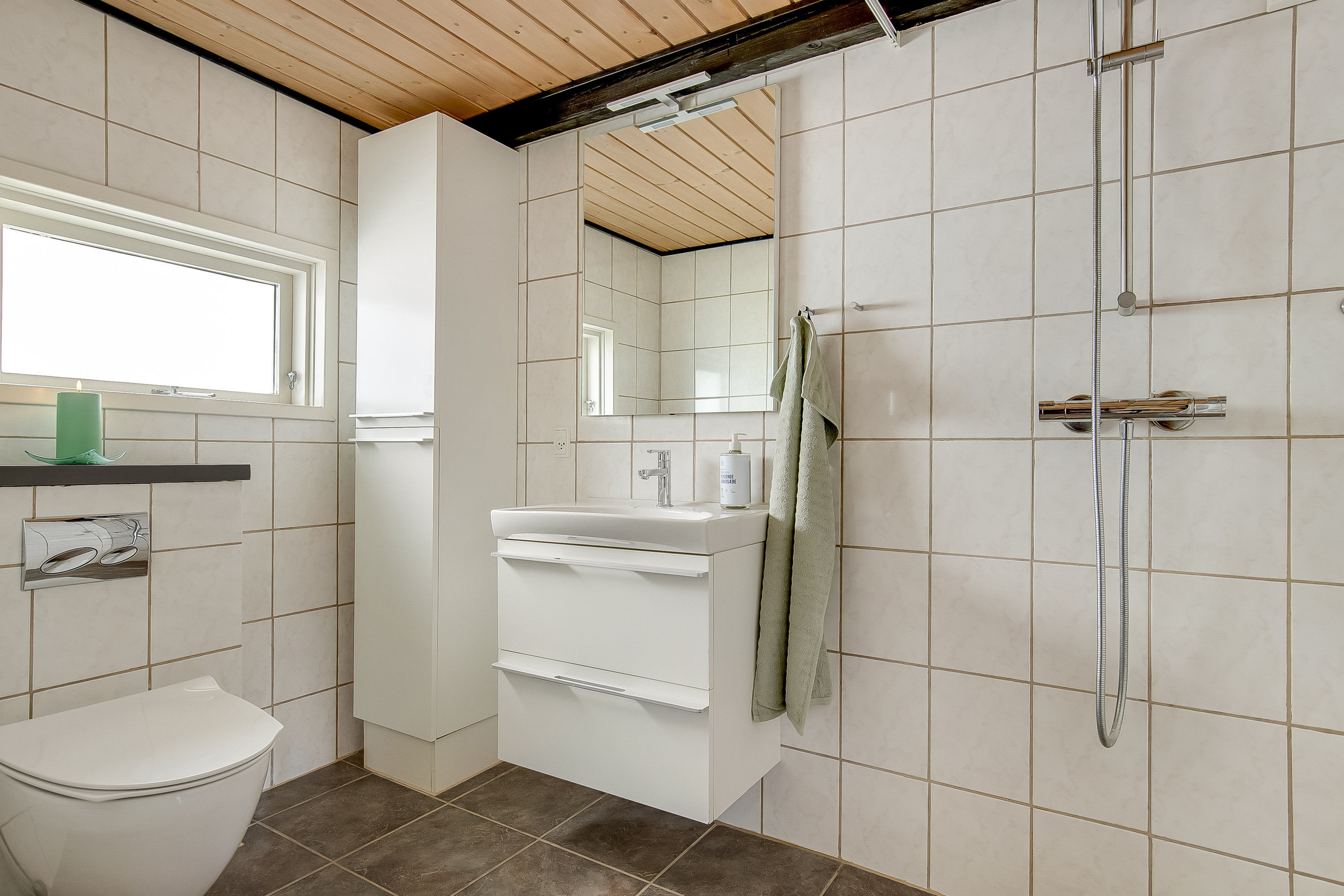 Fremhævet badeværelse billede i fuldskærmstilstand. Billede af Gl. Skartved 24, 6091 Bjert