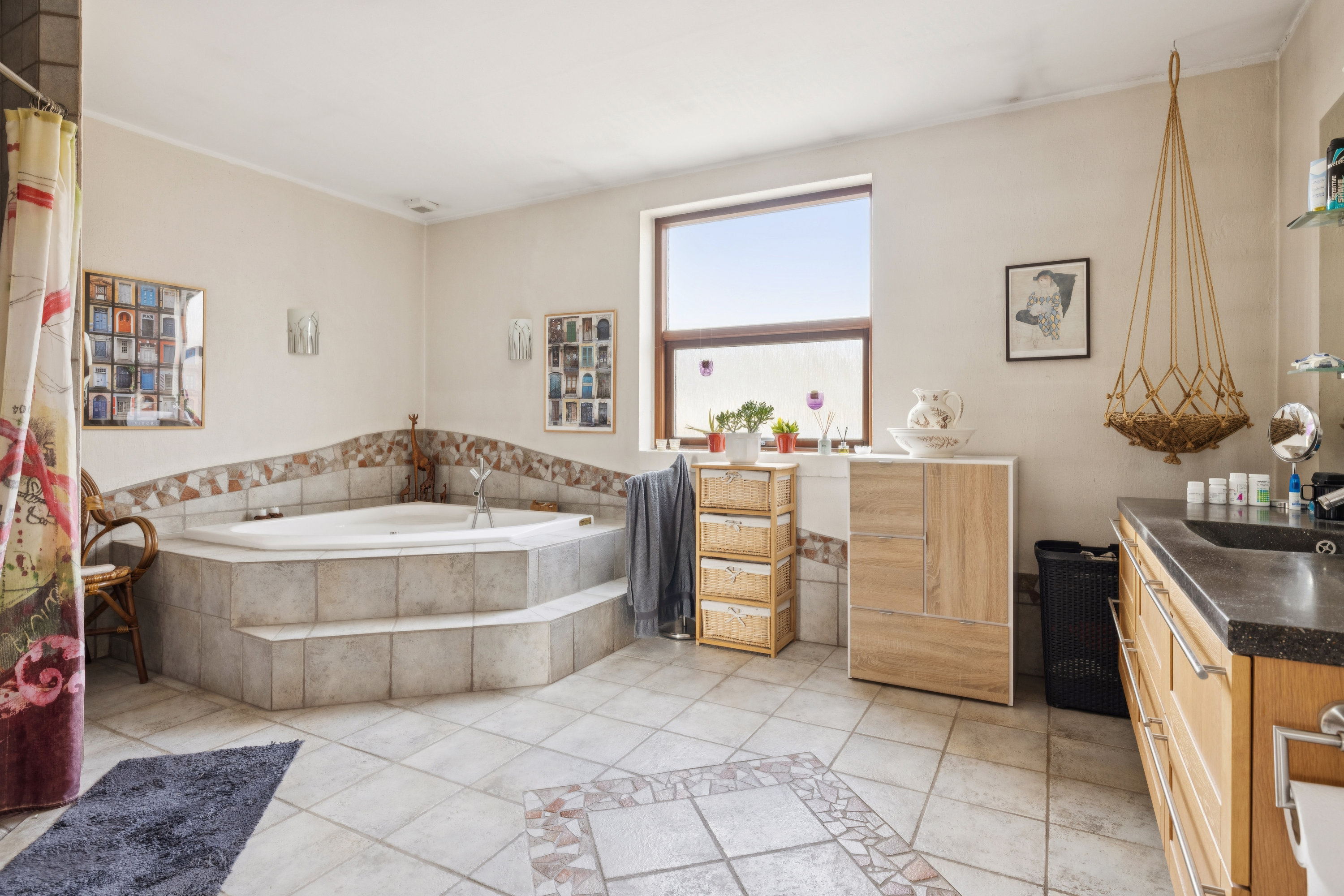 Fremhævet badeværelse billede i fuldskærmstilstand. Billede af Hovedgaden 2, Vejrumbro, 8830 Tjele