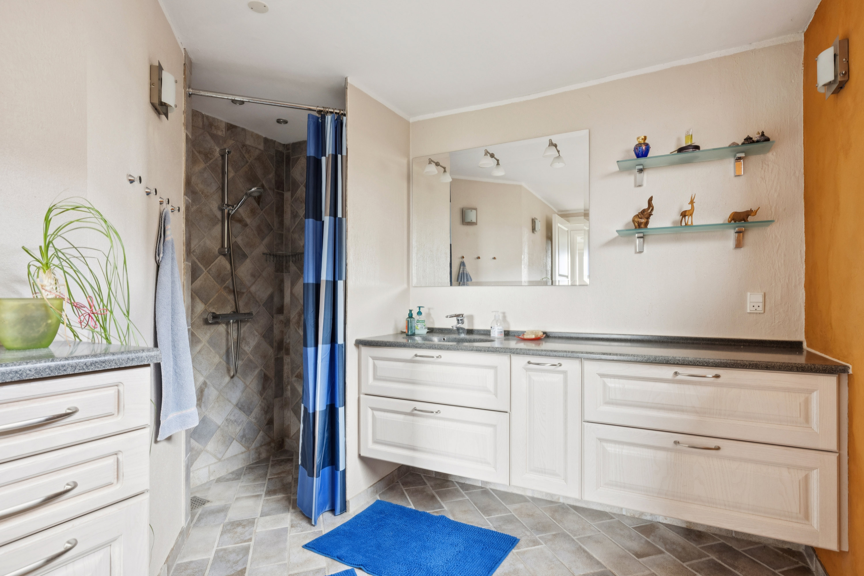 Fremhævet badeværelse billede i fuldskærmstilstand. Billede af Hovedgaden 2, Vejrumbro, 8830 Tjele