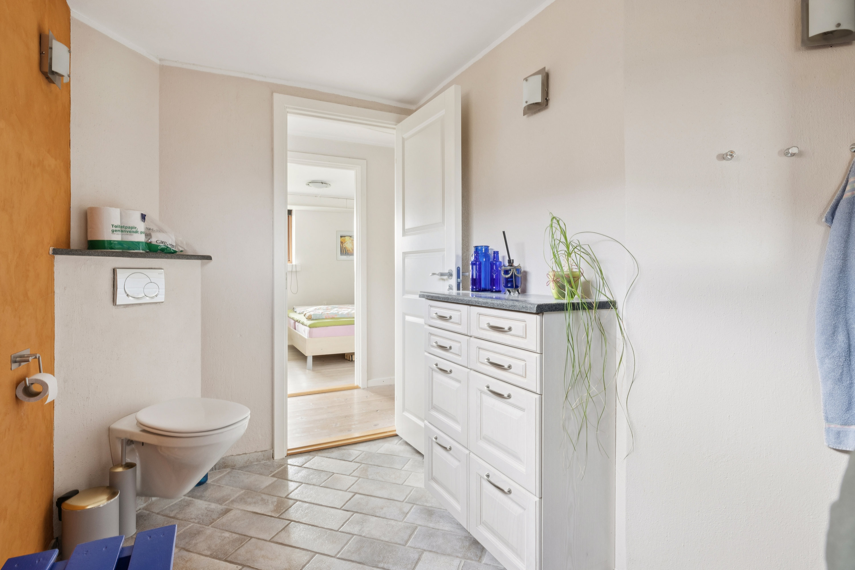 Fremhævet badeværelse billede i fuldskærmstilstand. Billede af Hovedgaden 2, Vejrumbro, 8830 Tjele