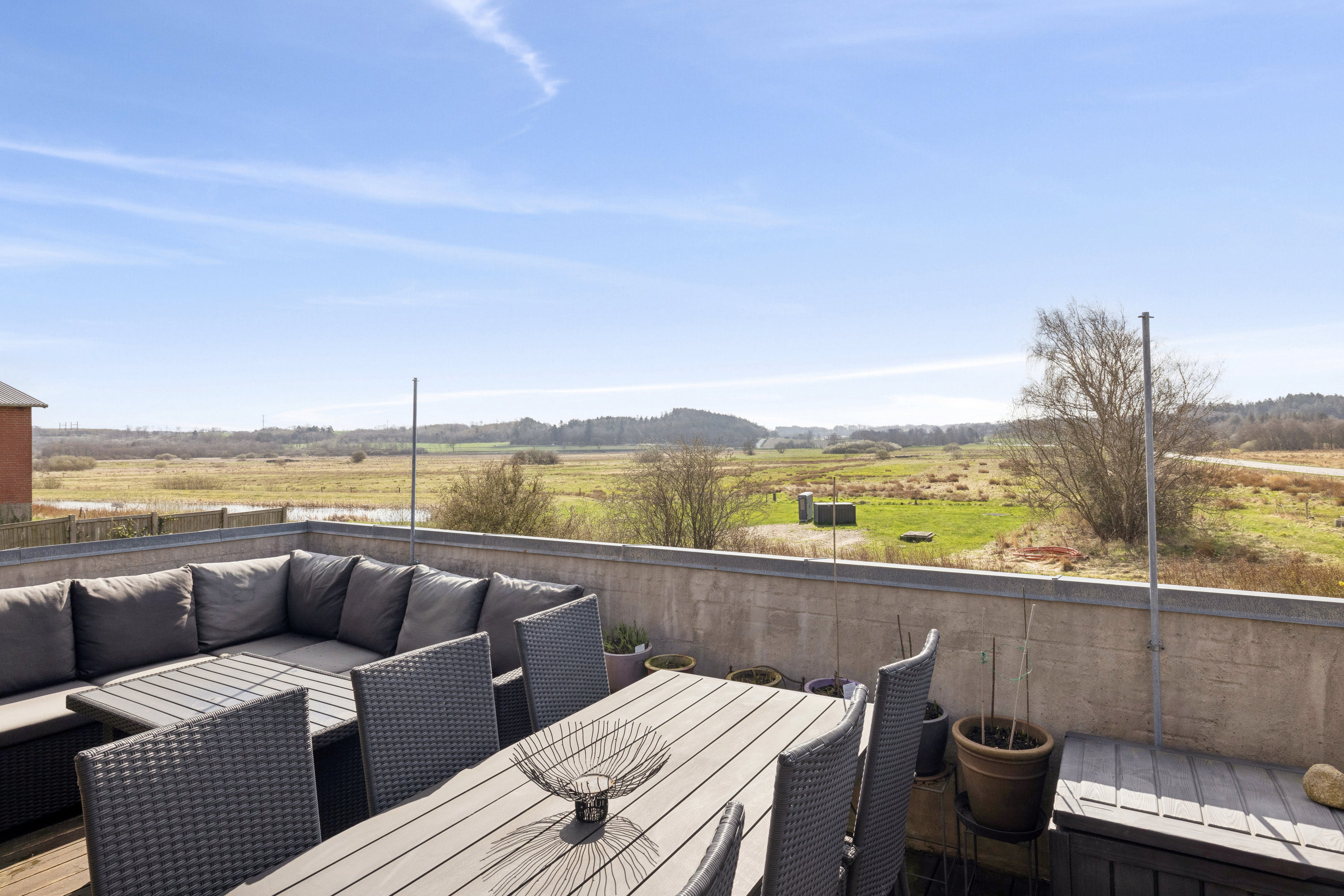 Fremhævet terrasse billede i fuldskærmstilstand. Billede af Hovedgaden 2, Vejrumbro, 8830 Tjele