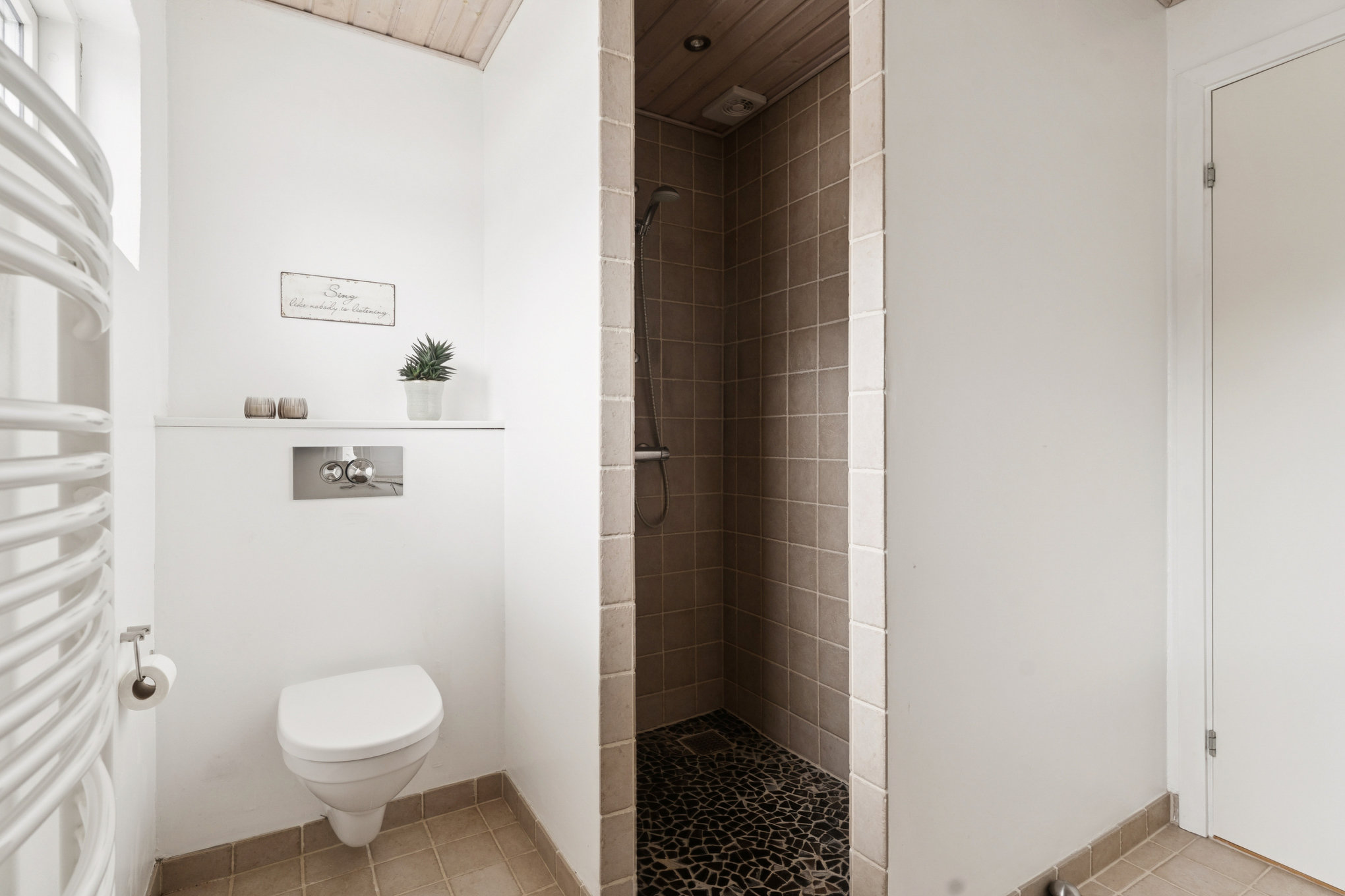 Fremhævet badeværelse billede i fuldskærmstilstand. Billede af Syrenvej 2, Assentoft, 8960 Randers SØ