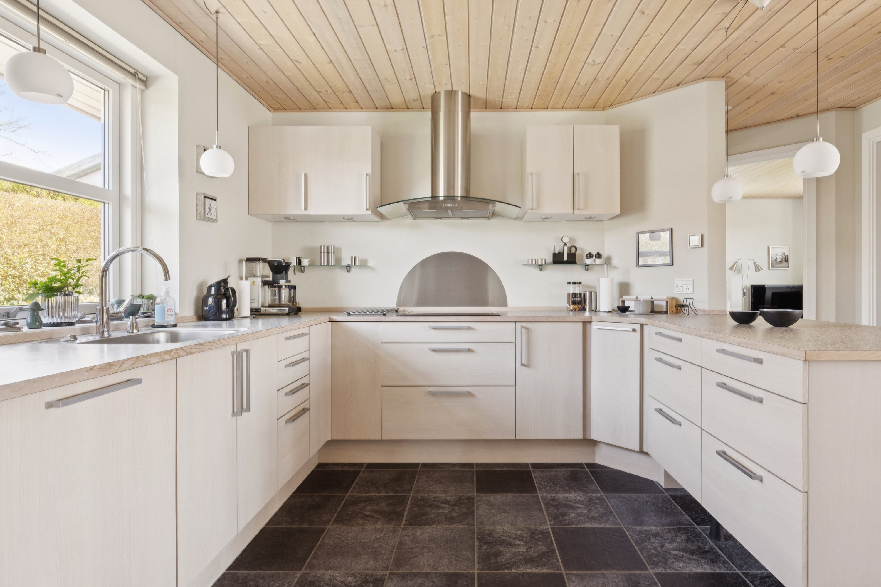 Fremhævet køkken billede i fuldskærmstilstand. Billede af Nordentoften 105, 8832 Skals