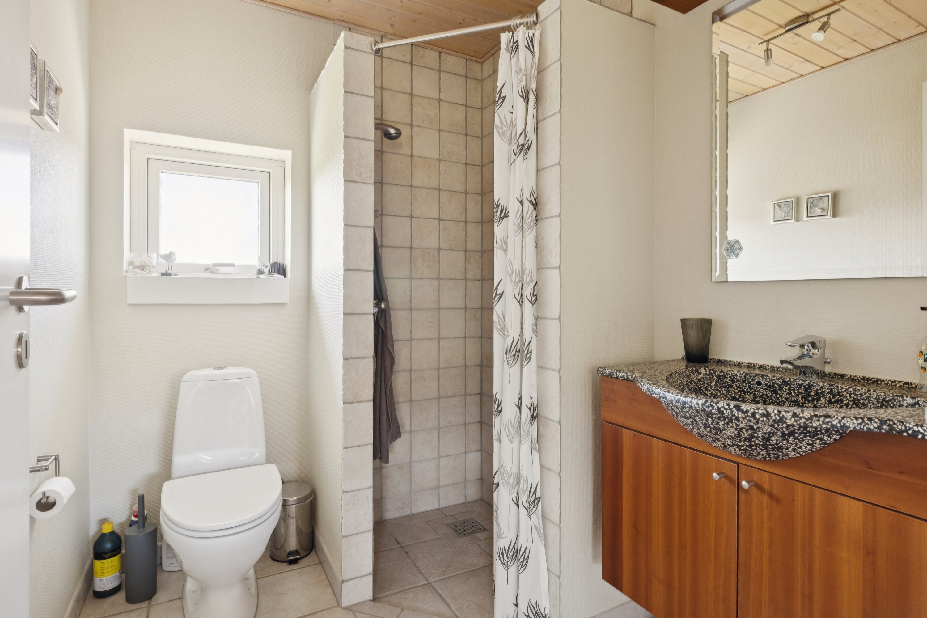 Fremhævet badeværelse billede i fuldskærmstilstand. Billede af Nordentoften 105, 8832 Skals