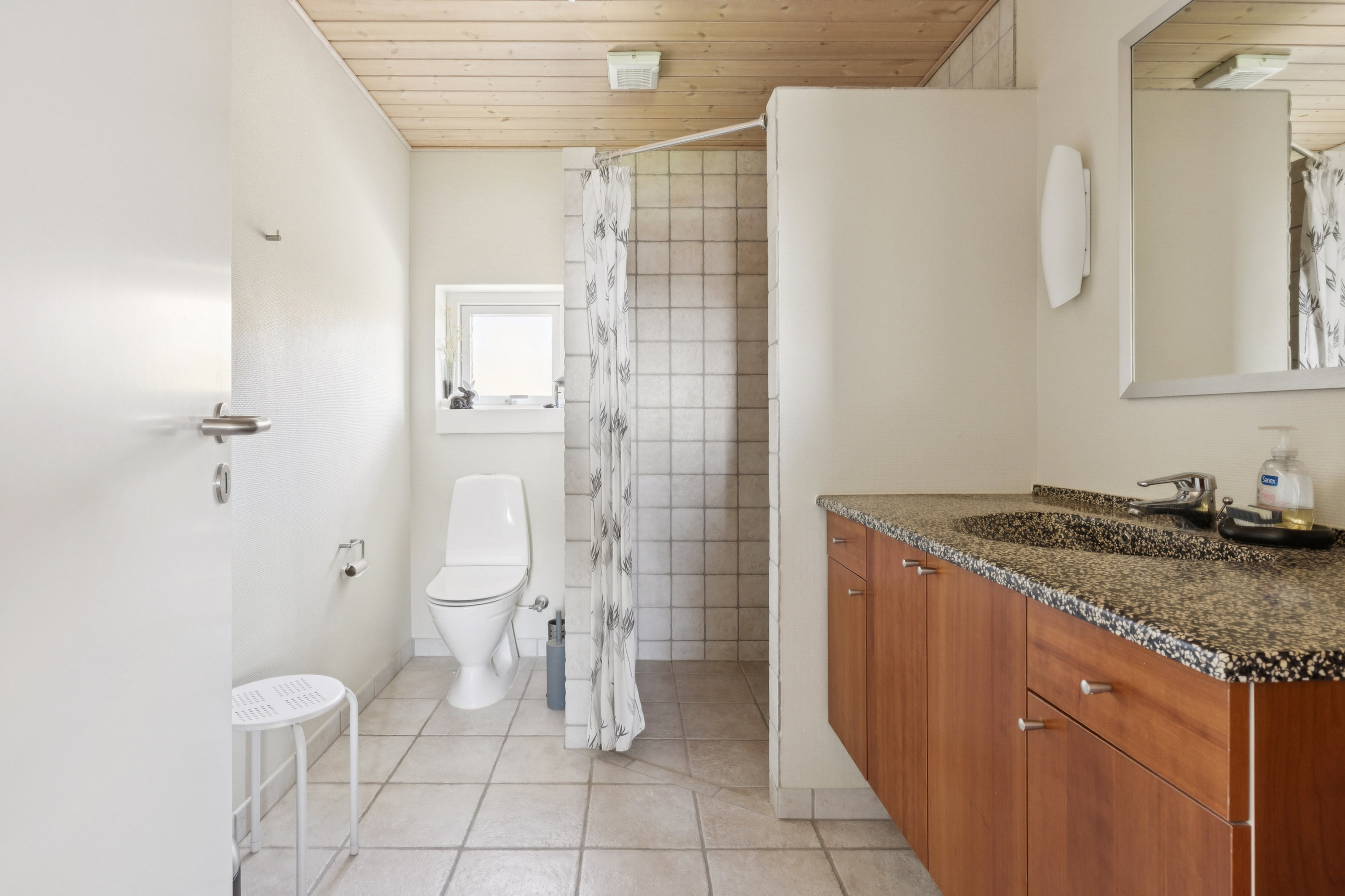 Fremhævet badeværelse billede i fuldskærmstilstand. Billede af Nordentoften 105, 8832 Skals