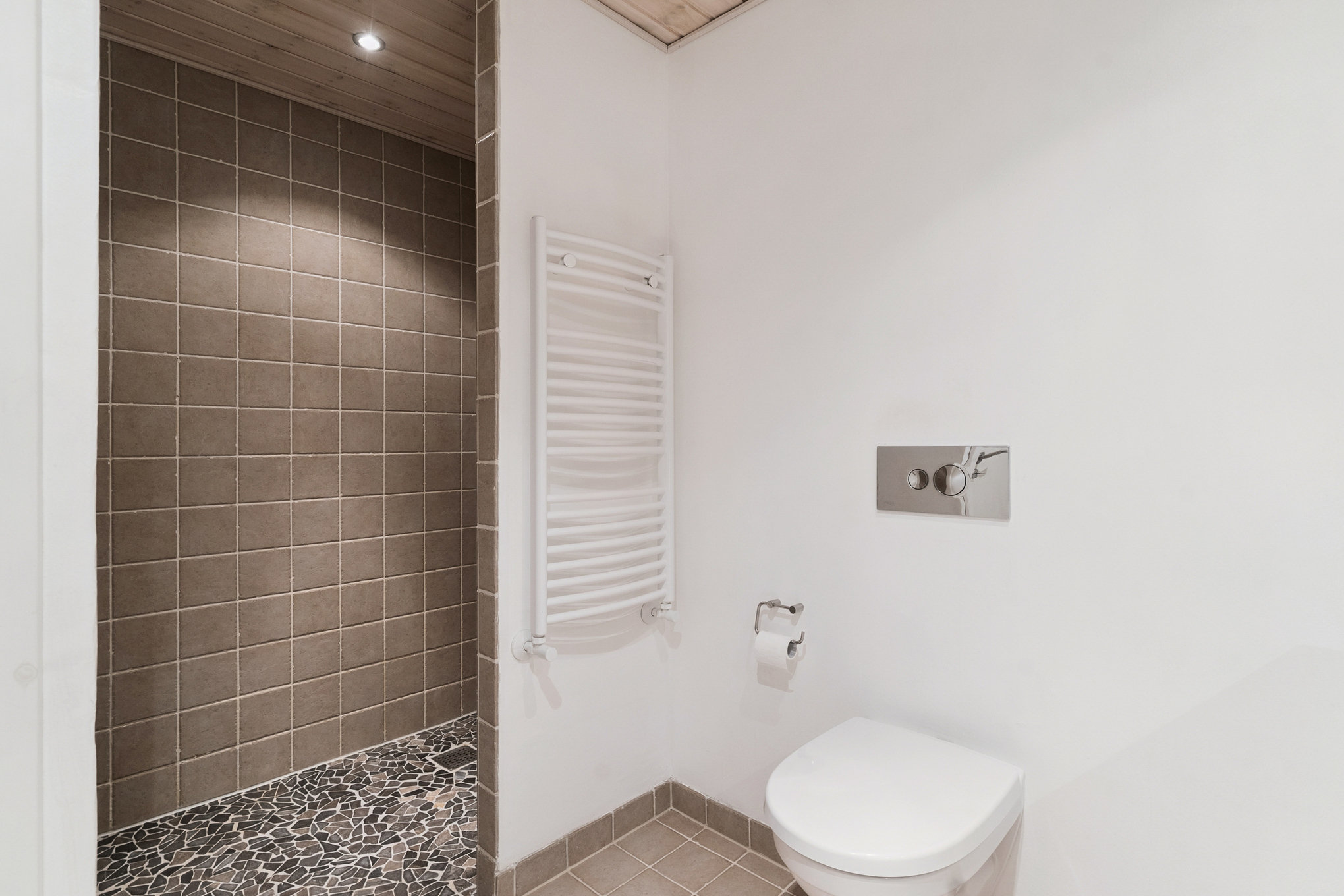 Fremhævet badeværelse billede i fuldskærmstilstand. Billede af Syrenvej 2, Assentoft, 8960 Randers SØ