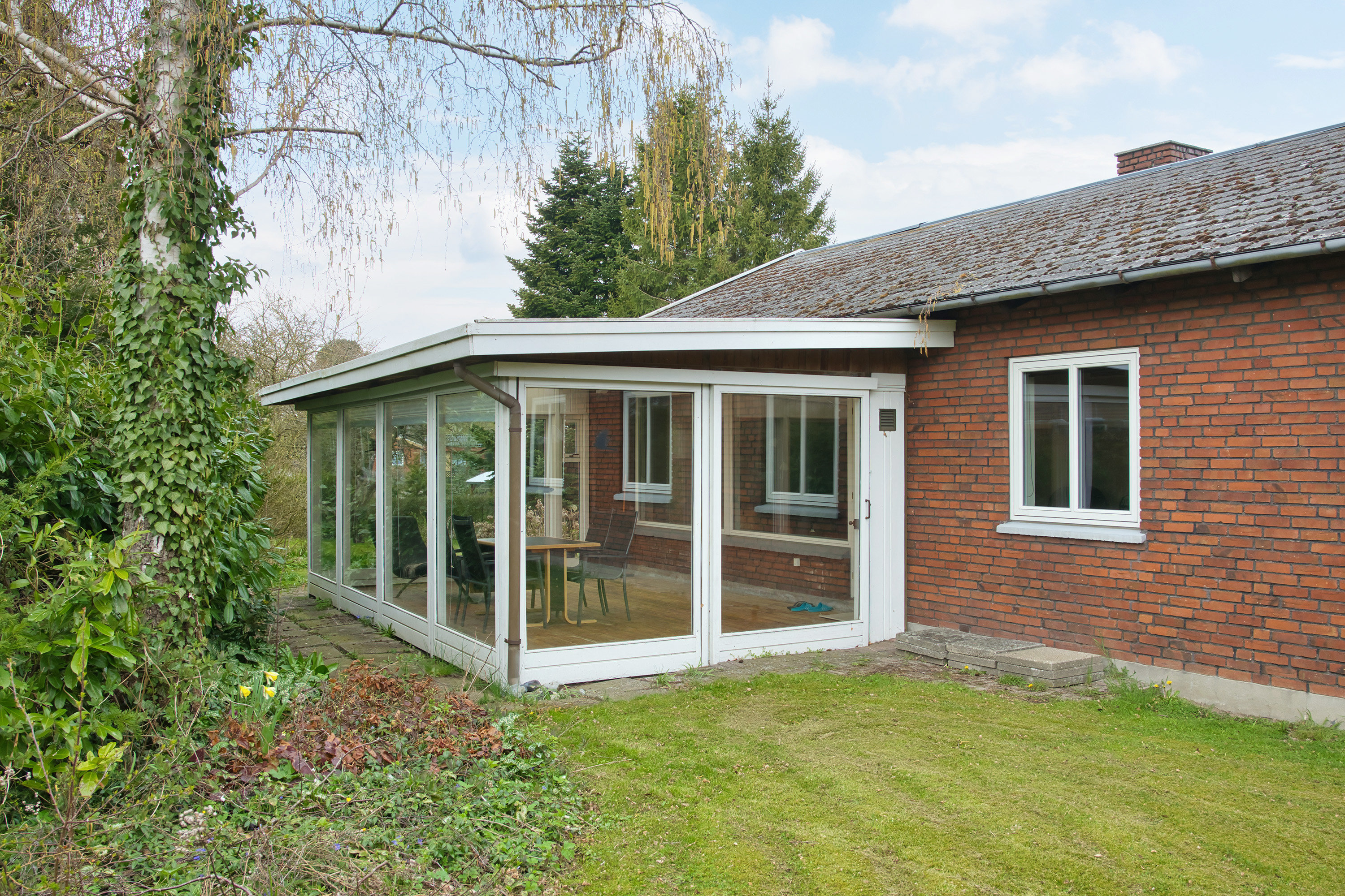 Fremhævet facade billede i fuldskærmstilstand. Billede af Peter Freuchensvej 25, 4800 Nykøbing F