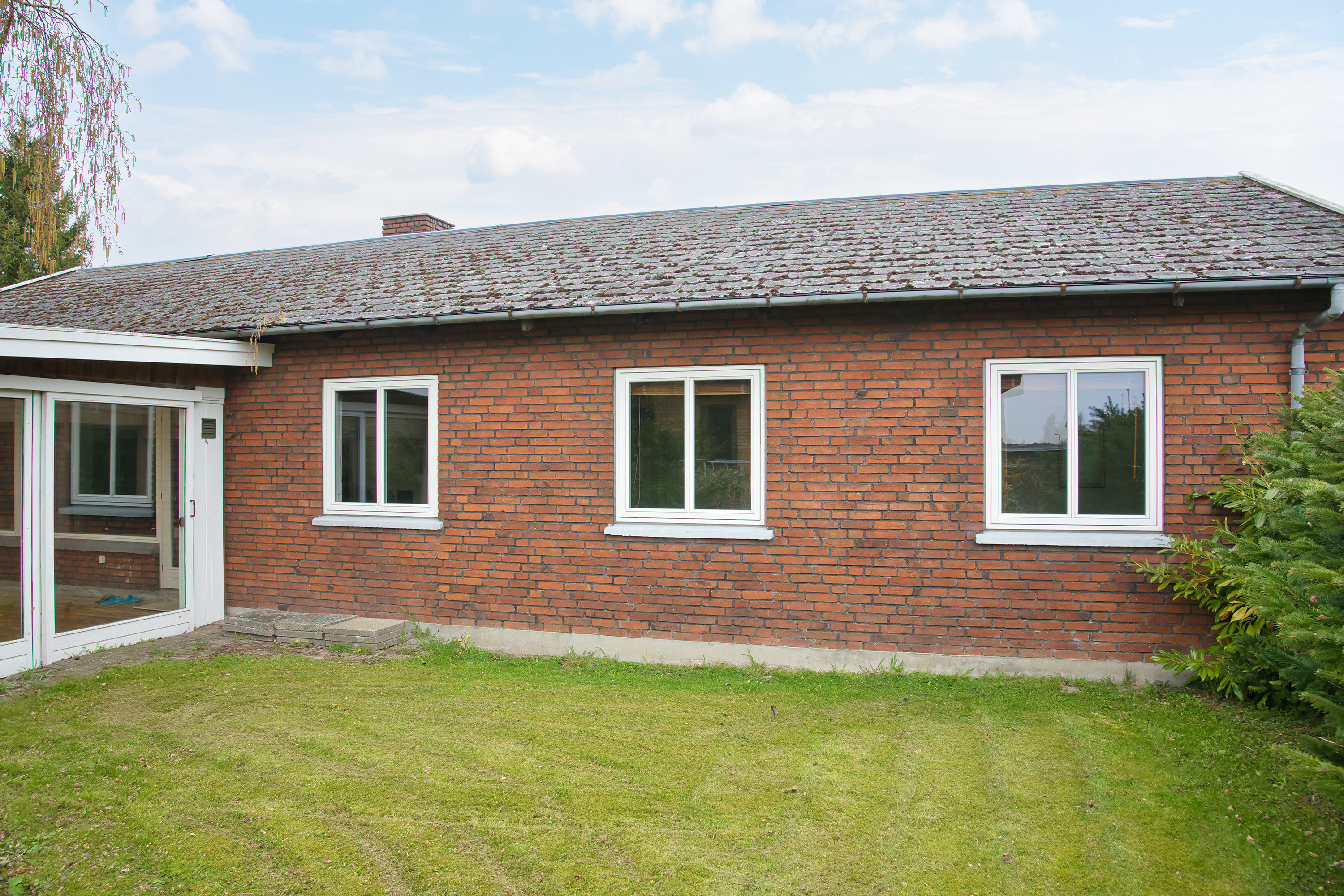 Fremhævet facade billede i fuldskærmstilstand. Billede af Peter Freuchensvej 25, 4800 Nykøbing F