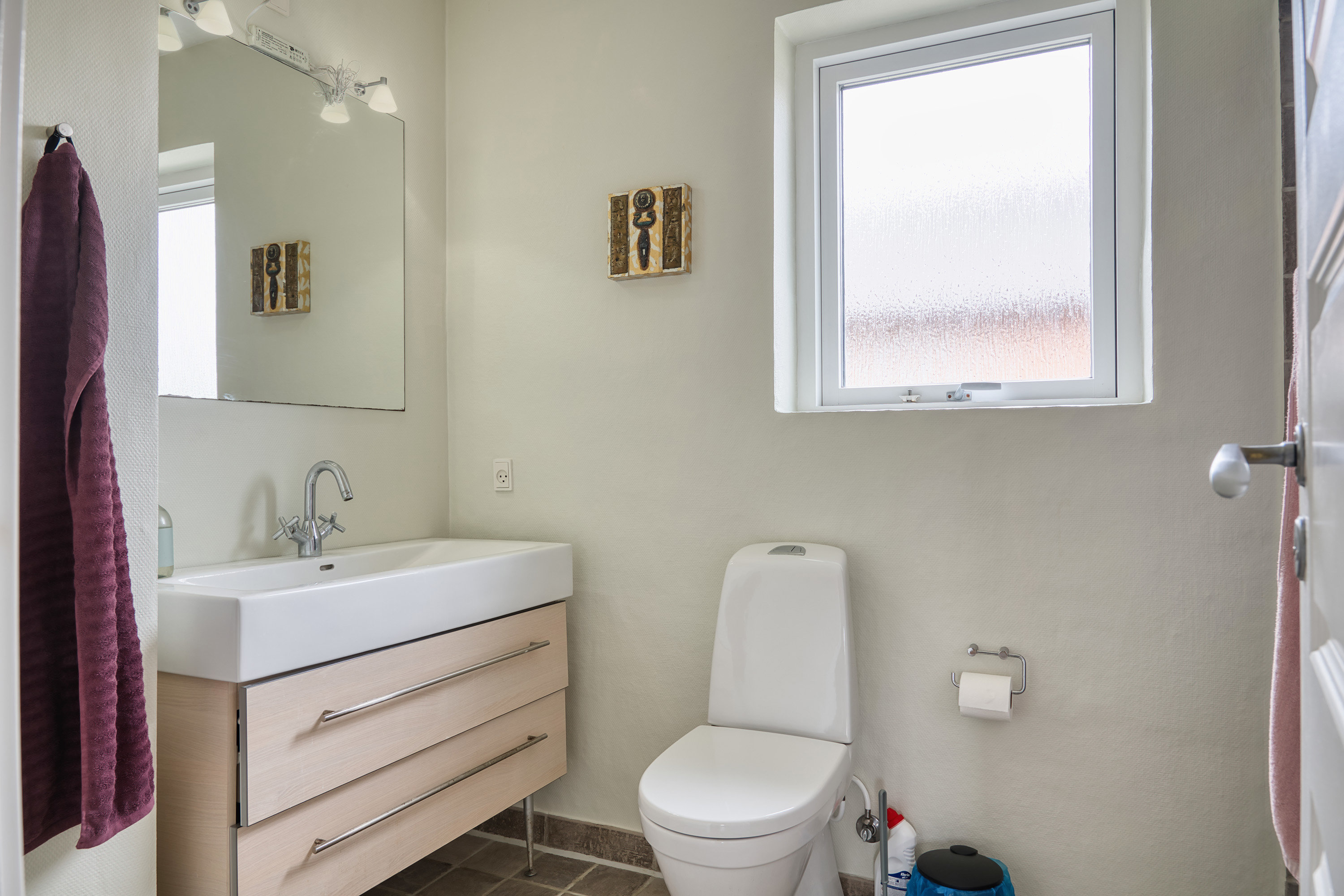 Fremhævet badeværelse billede i fuldskærmstilstand. Billede af Peter Freuchensvej 25, 4800 Nykøbing F