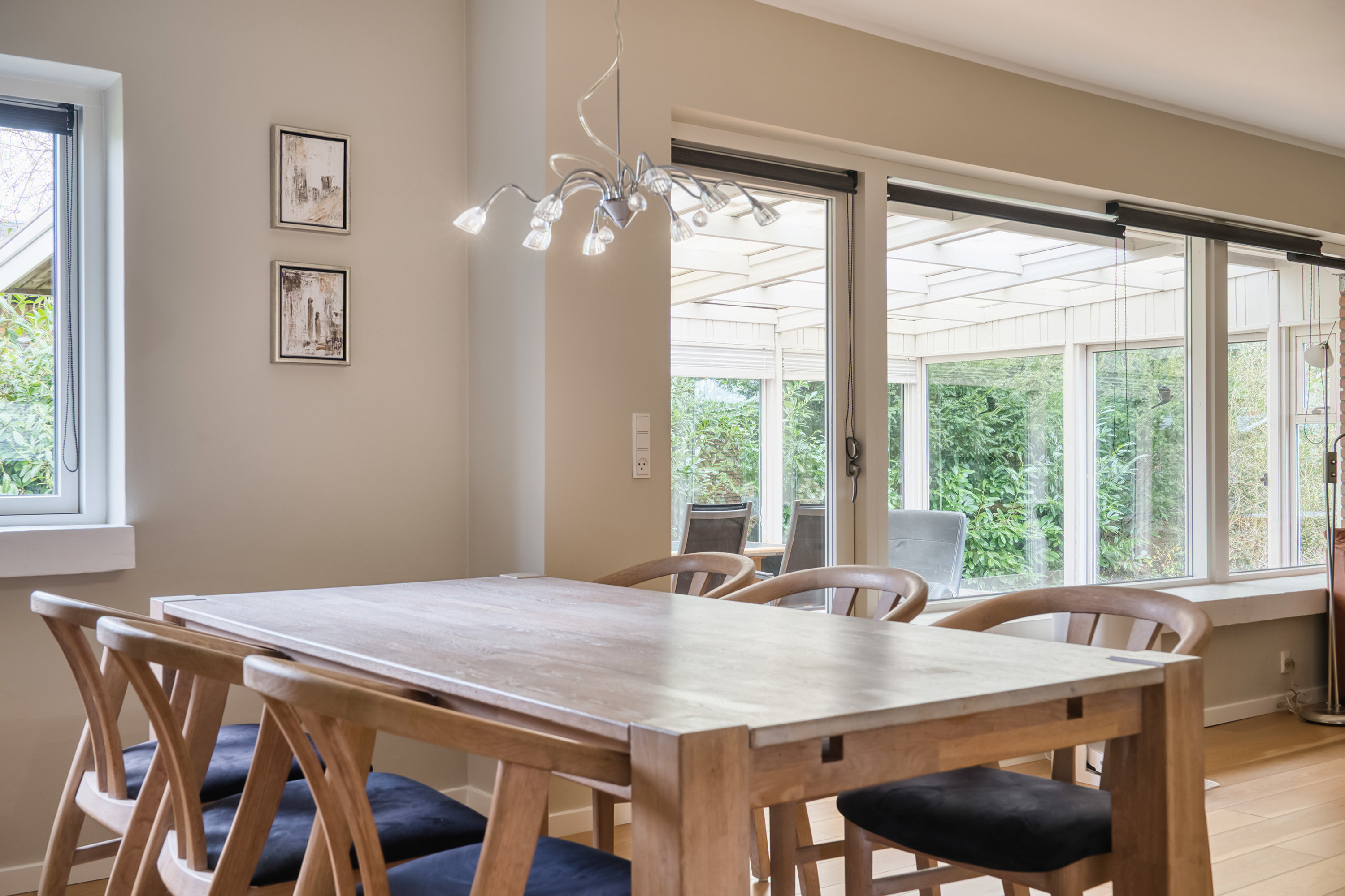 Fremhævet stue billede i fuldskærmstilstand. Billede af Peter Freuchensvej 25, 4800 Nykøbing F