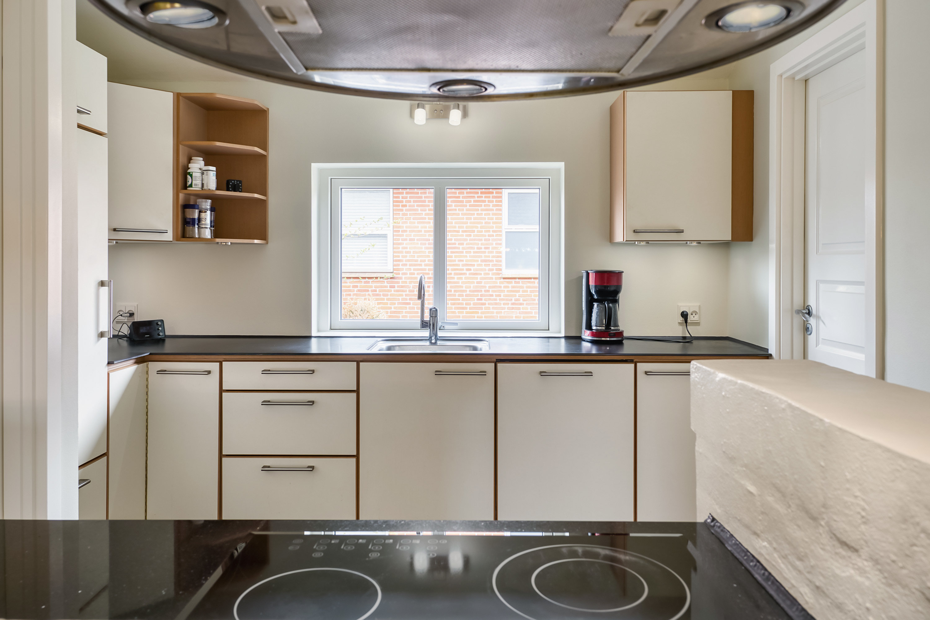 Fremhævet køkken billede i fuldskærmstilstand. Billede af Peter Freuchensvej 25, 4800 Nykøbing F