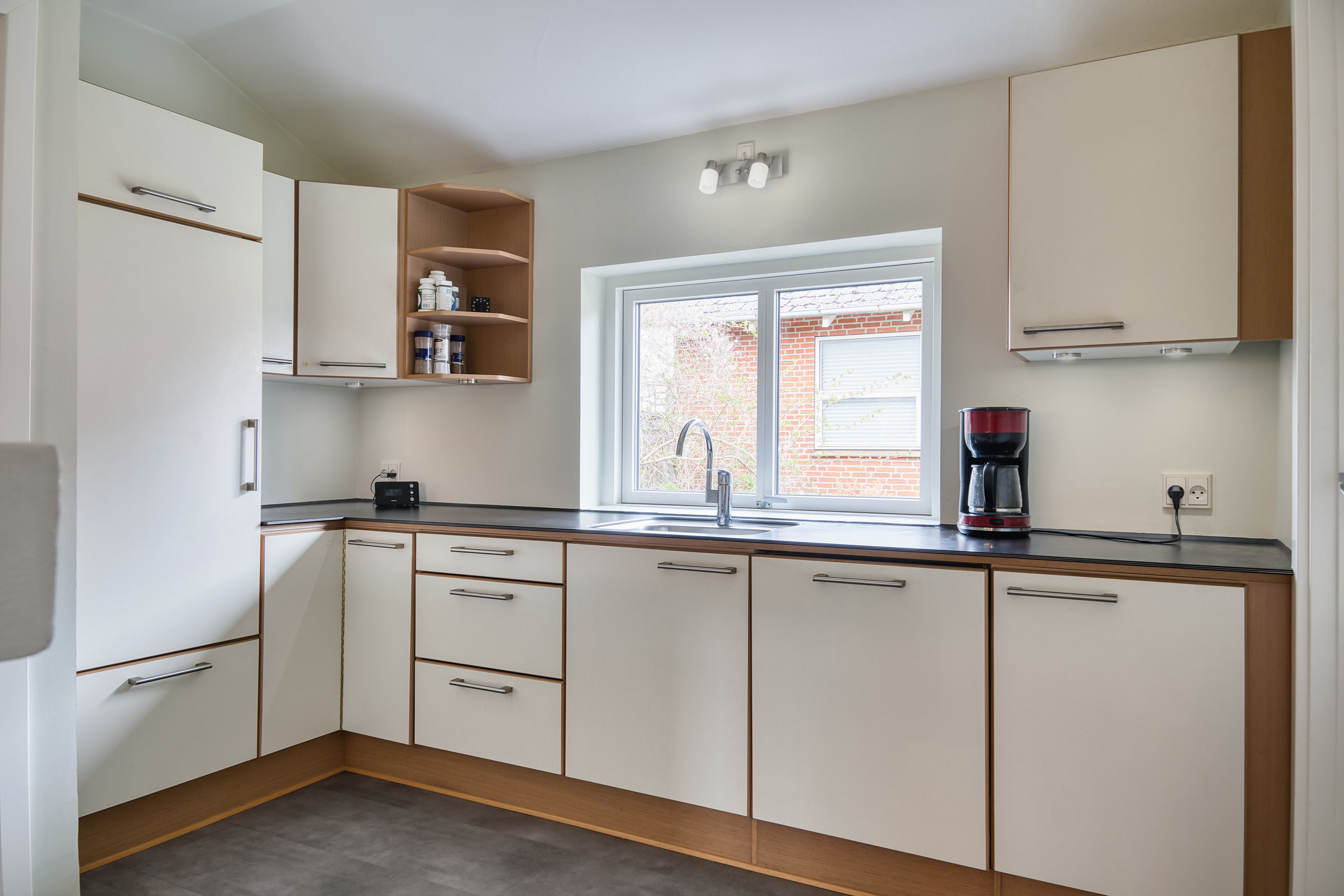 Fremhævet køkken billede i fuldskærmstilstand. Billede af Peter Freuchensvej 25, 4800 Nykøbing F