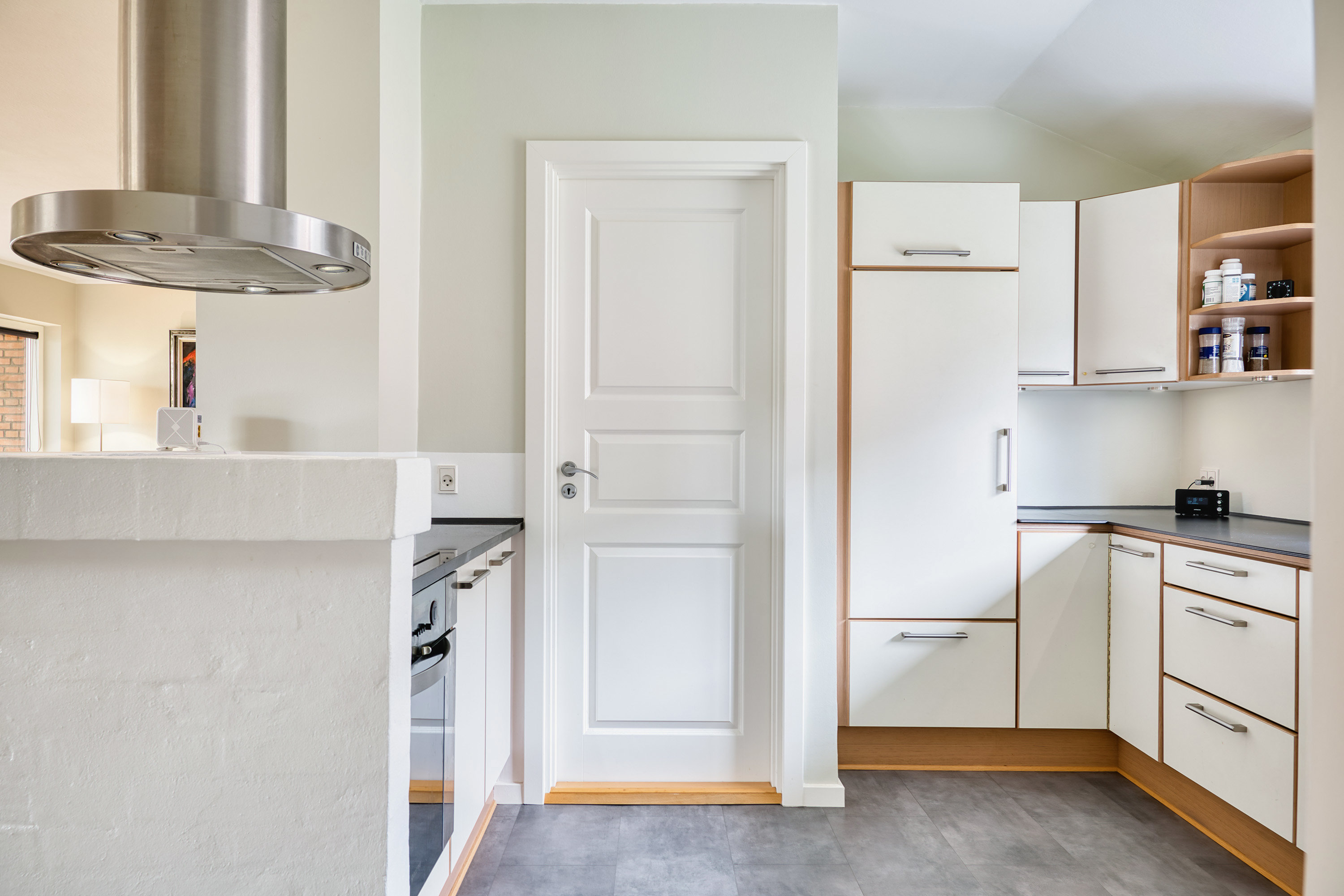 Fremhævet køkken billede i fuldskærmstilstand. Billede af Peter Freuchensvej 25, 4800 Nykøbing F