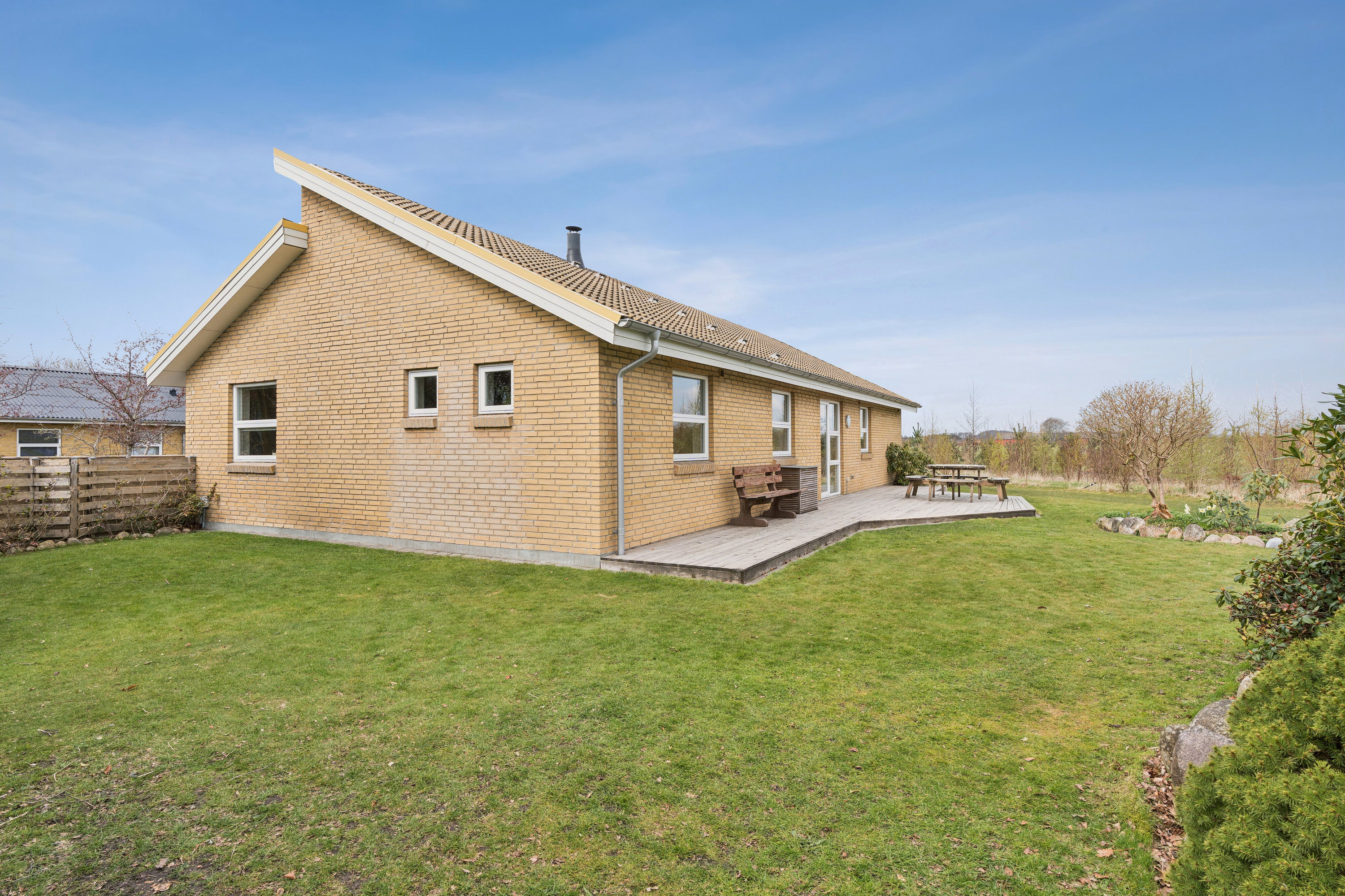 Fremhævet set fra haven billede i fuldskærmstilstand. Billede af Krøsbærvej 13, Kølkær, 7400 Herning