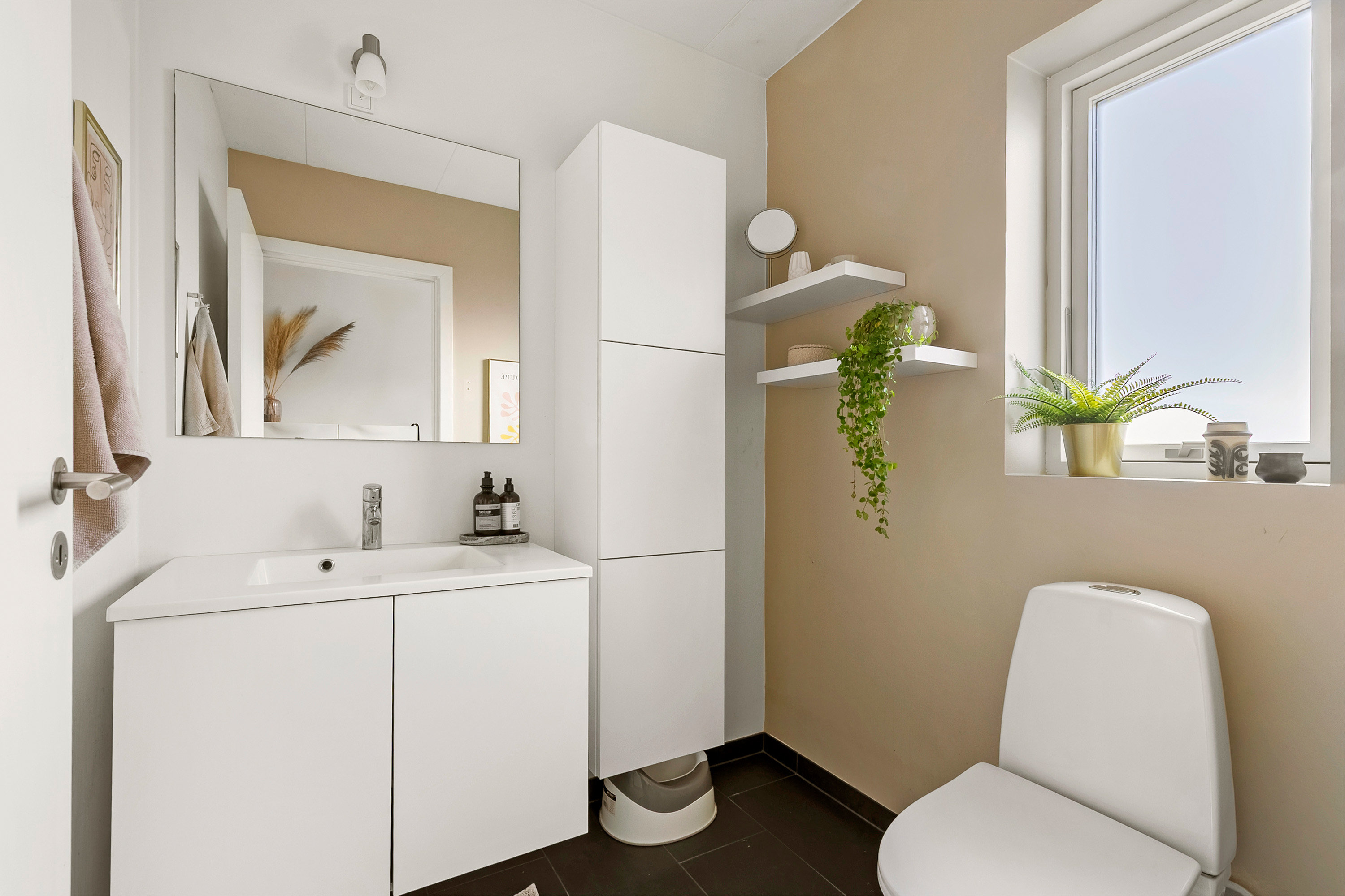 Fremhævet toilet billede i fuldskærmstilstand. Billede af Østergårds Alle 57, 8362 Hørning