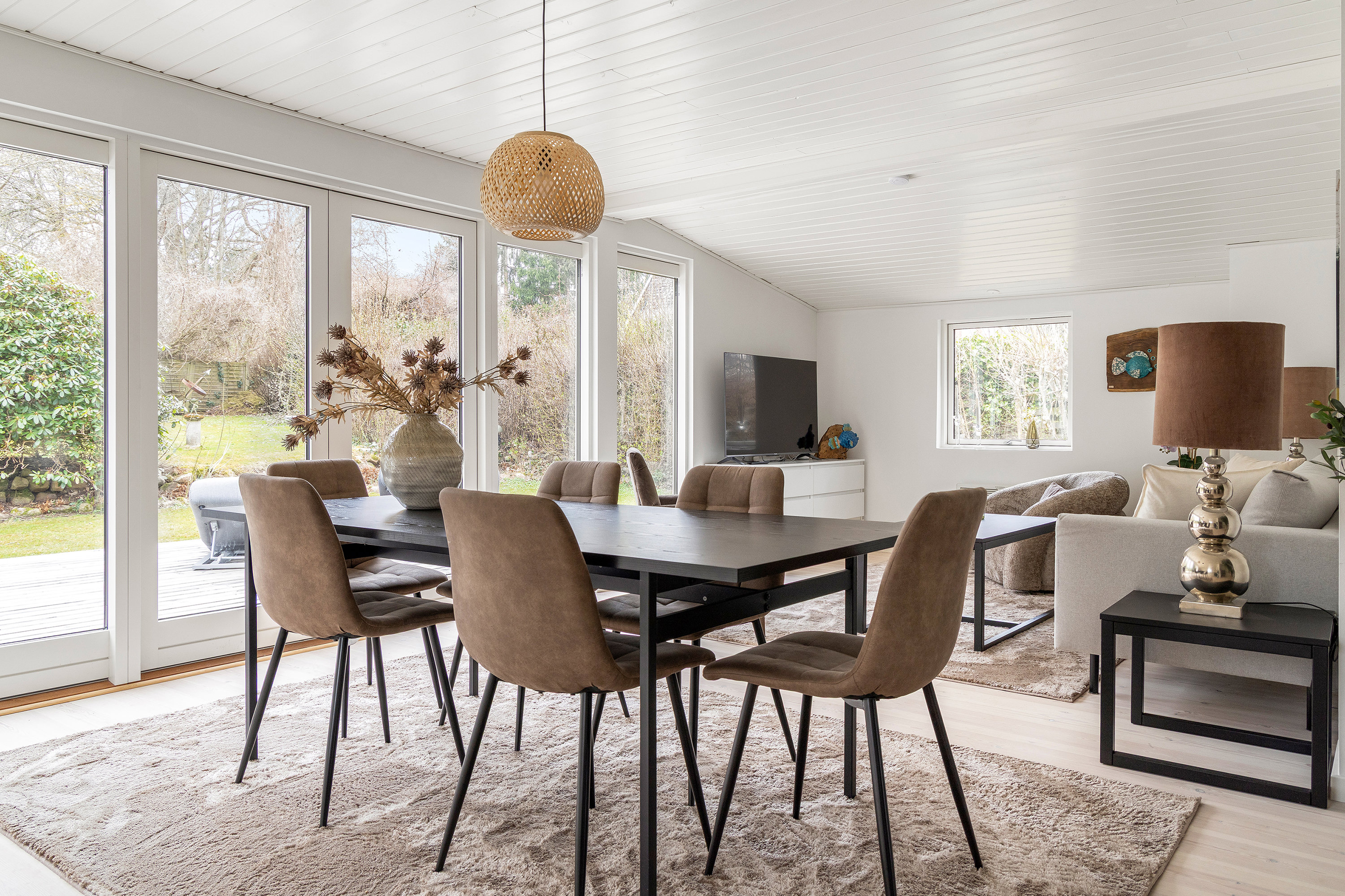 Fremhævet stue billede i fuldskærmstilstand. Billede af Møllevænget 2, 3120 Dronningmølle