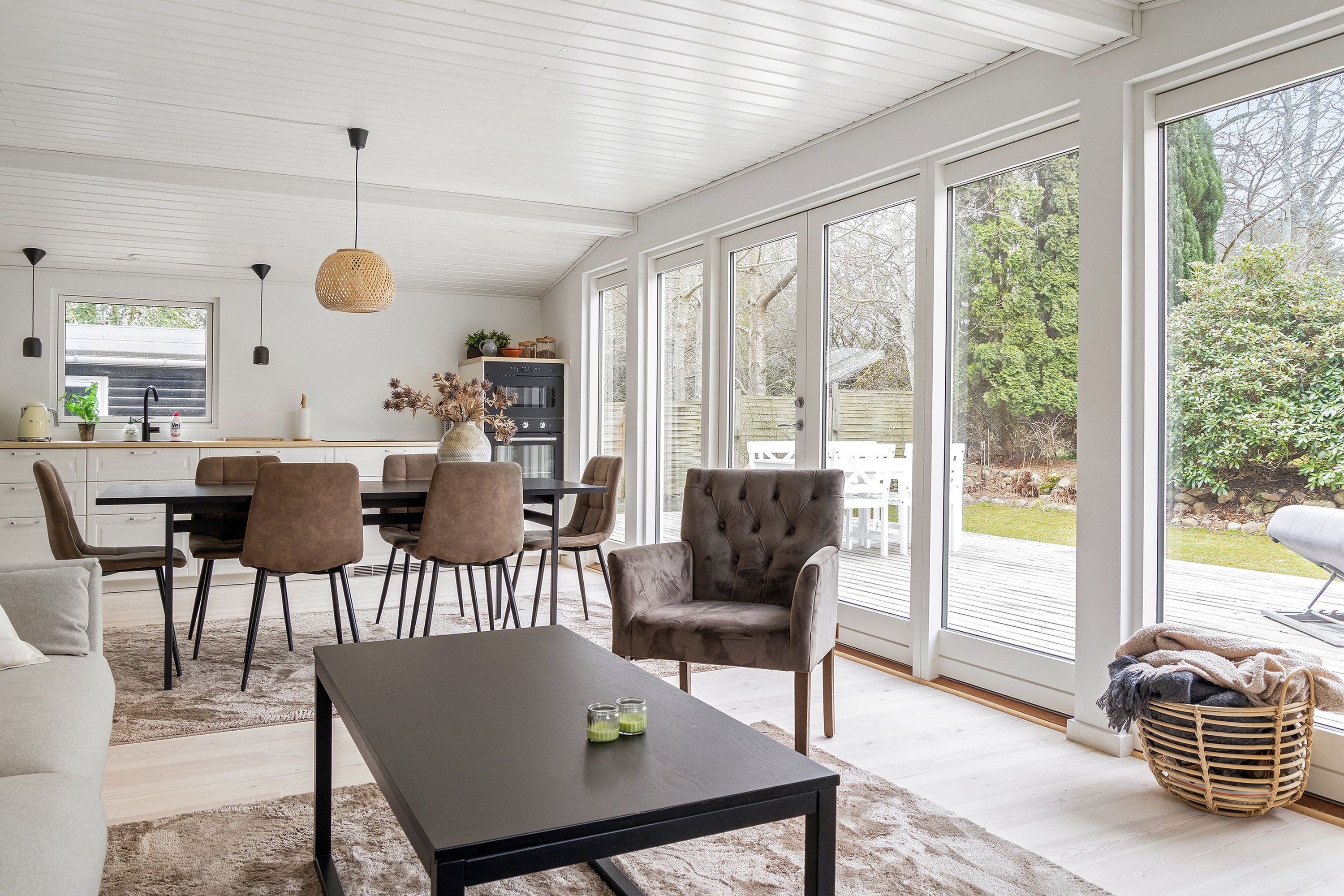 Fremhævet stue billede i fuldskærmstilstand. Billede af Møllevænget 2, 3120 Dronningmølle