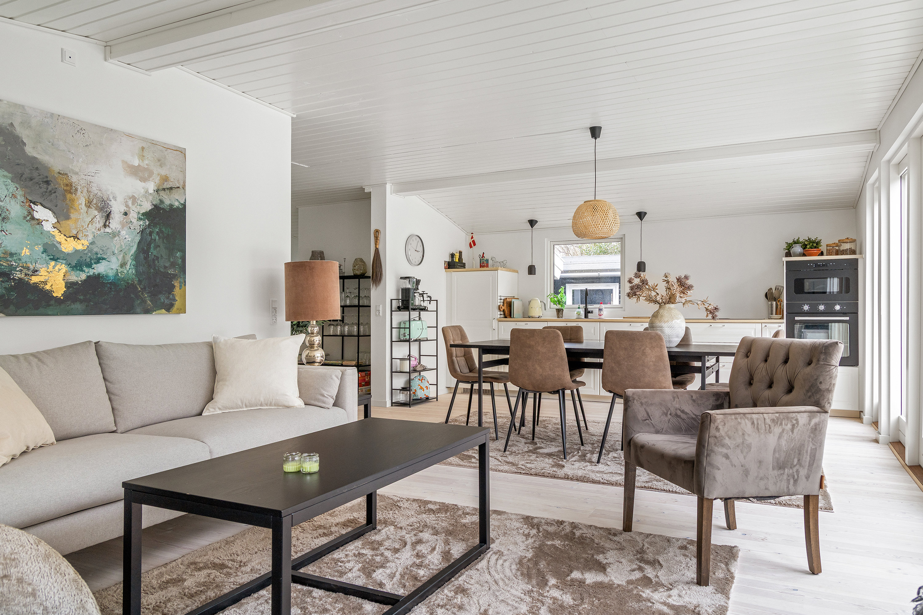 Fremhævet stue billede i fuldskærmstilstand. Billede af Møllevænget 2, 3120 Dronningmølle