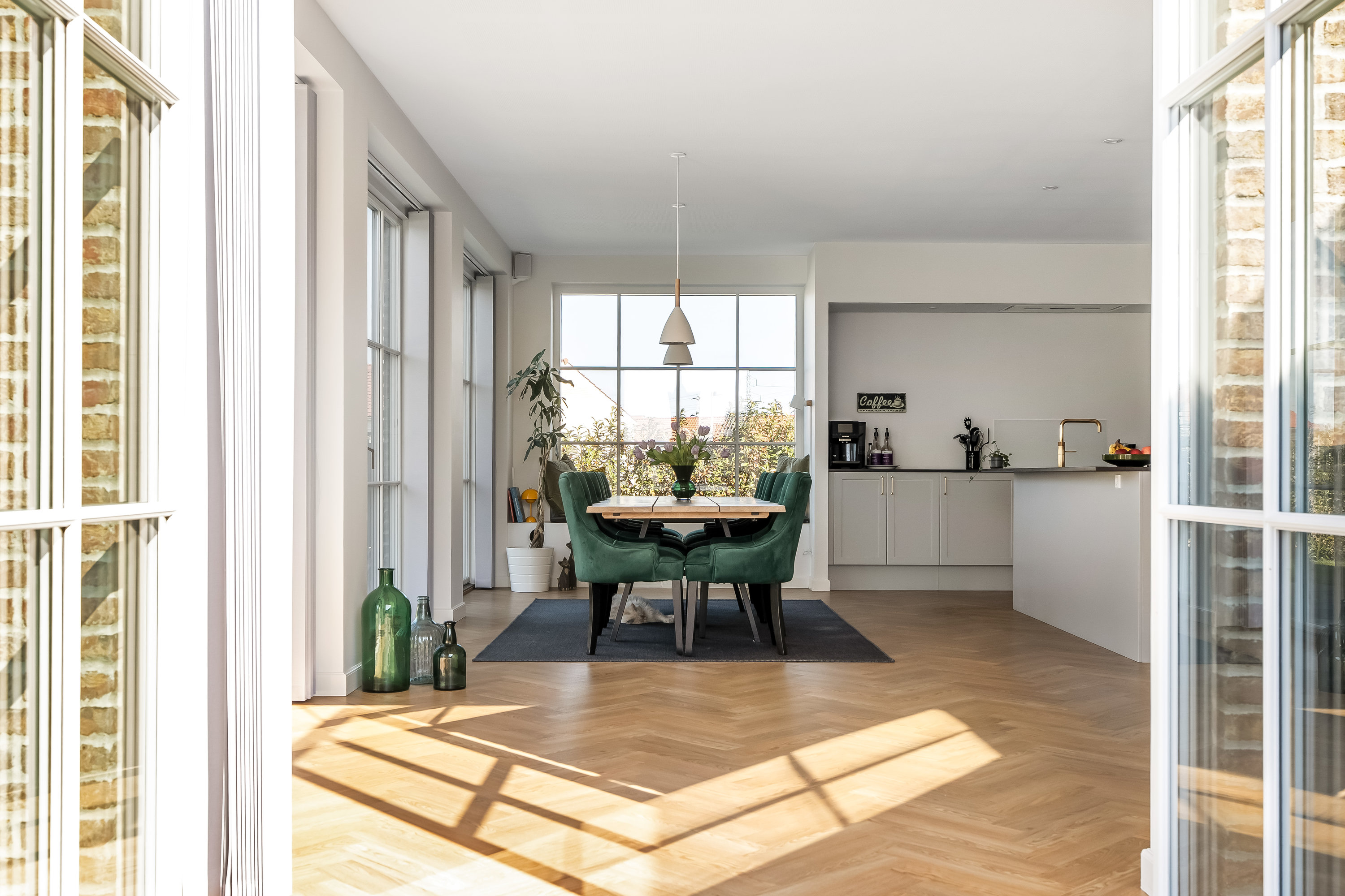 Fremhævet stue billede i fuldskærmstilstand. Billede af Dyreengen 28, 3320 Skævinge