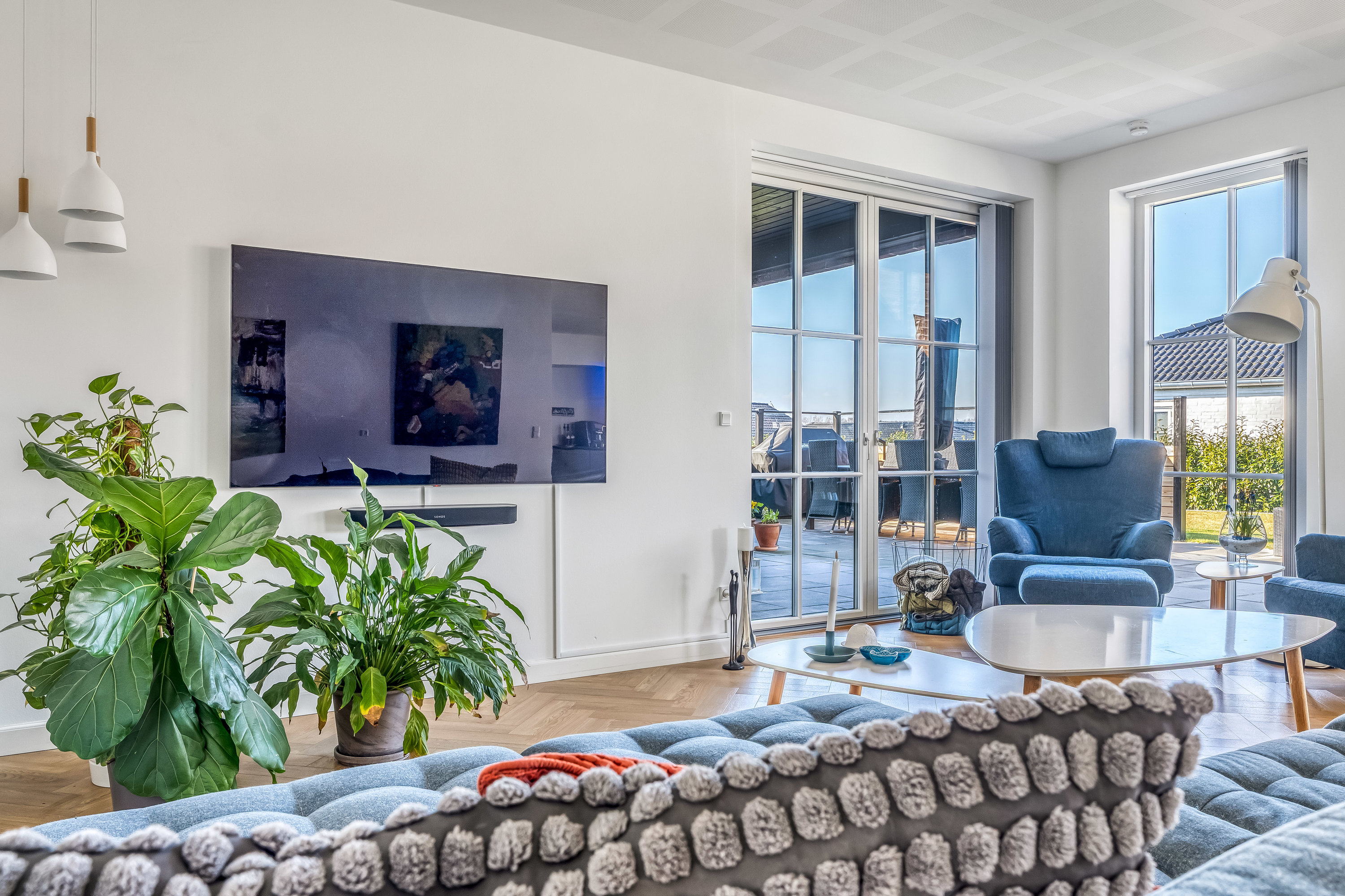 Fremhævet stue billede i fuldskærmstilstand. Billede af Dyreengen 28, 3320 Skævinge