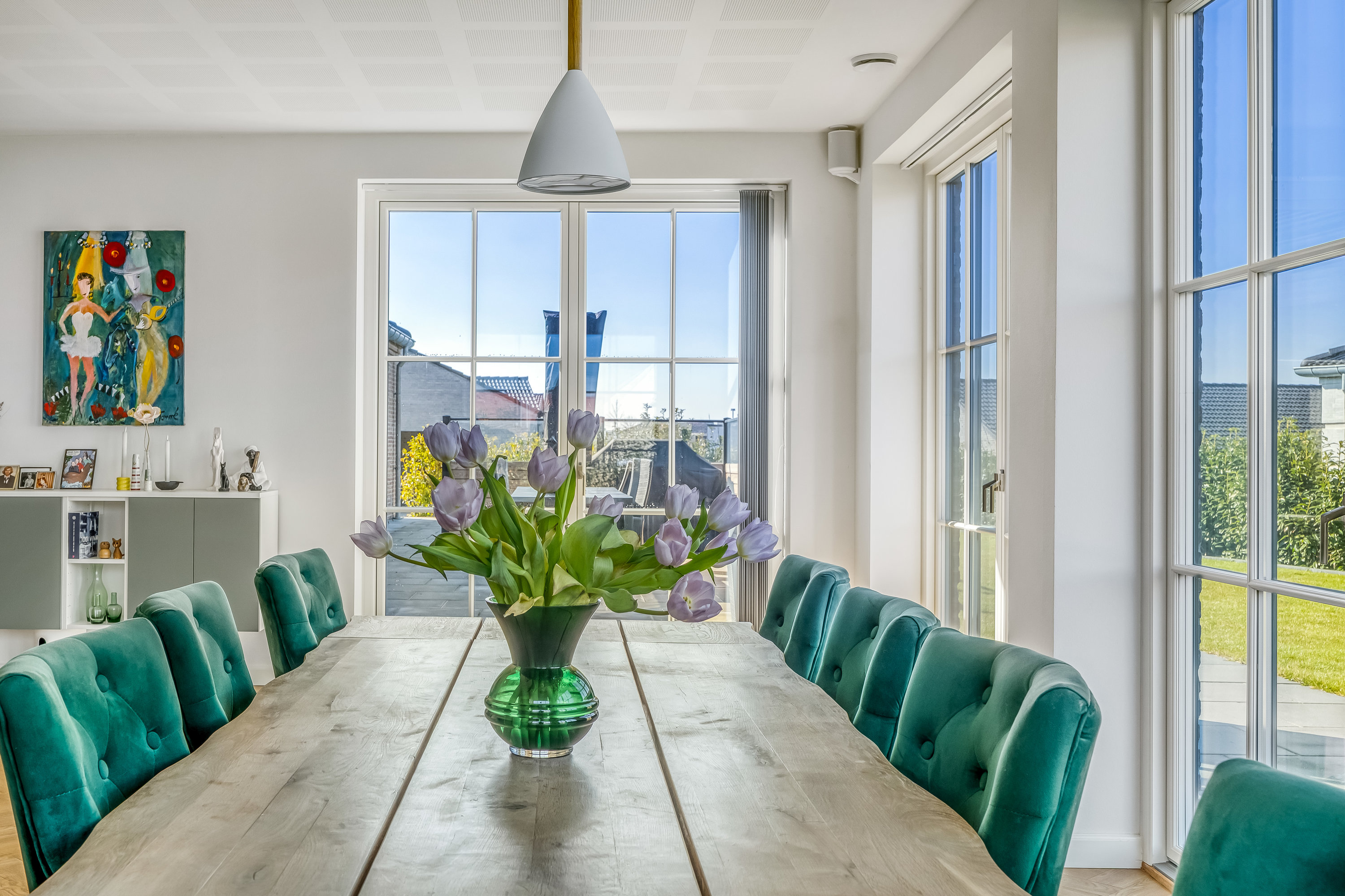 Fremhævet stue billede i fuldskærmstilstand. Billede af Dyreengen 28, 3320 Skævinge