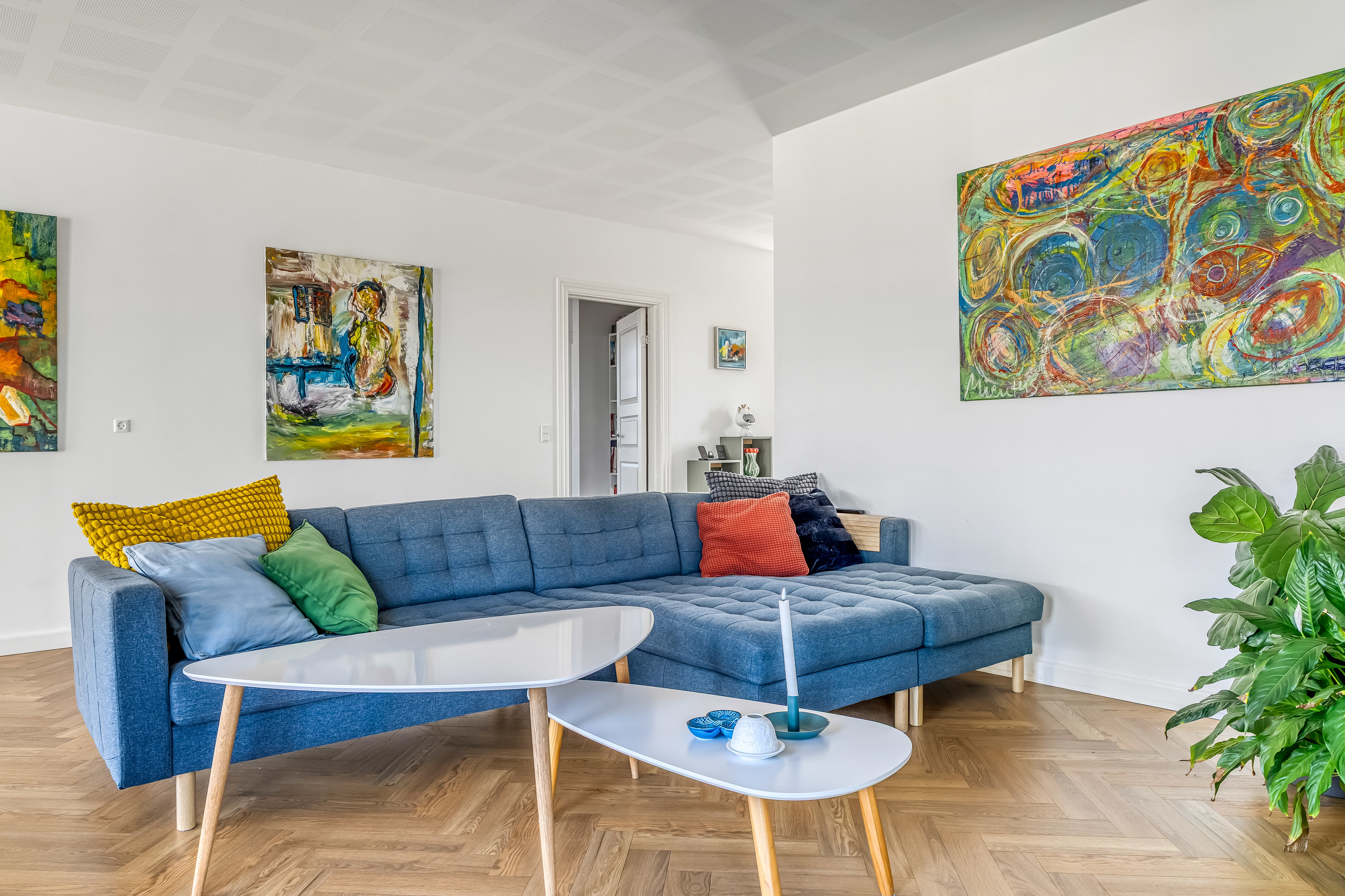 Fremhævet stue billede i fuldskærmstilstand. Billede af Dyreengen 28, 3320 Skævinge