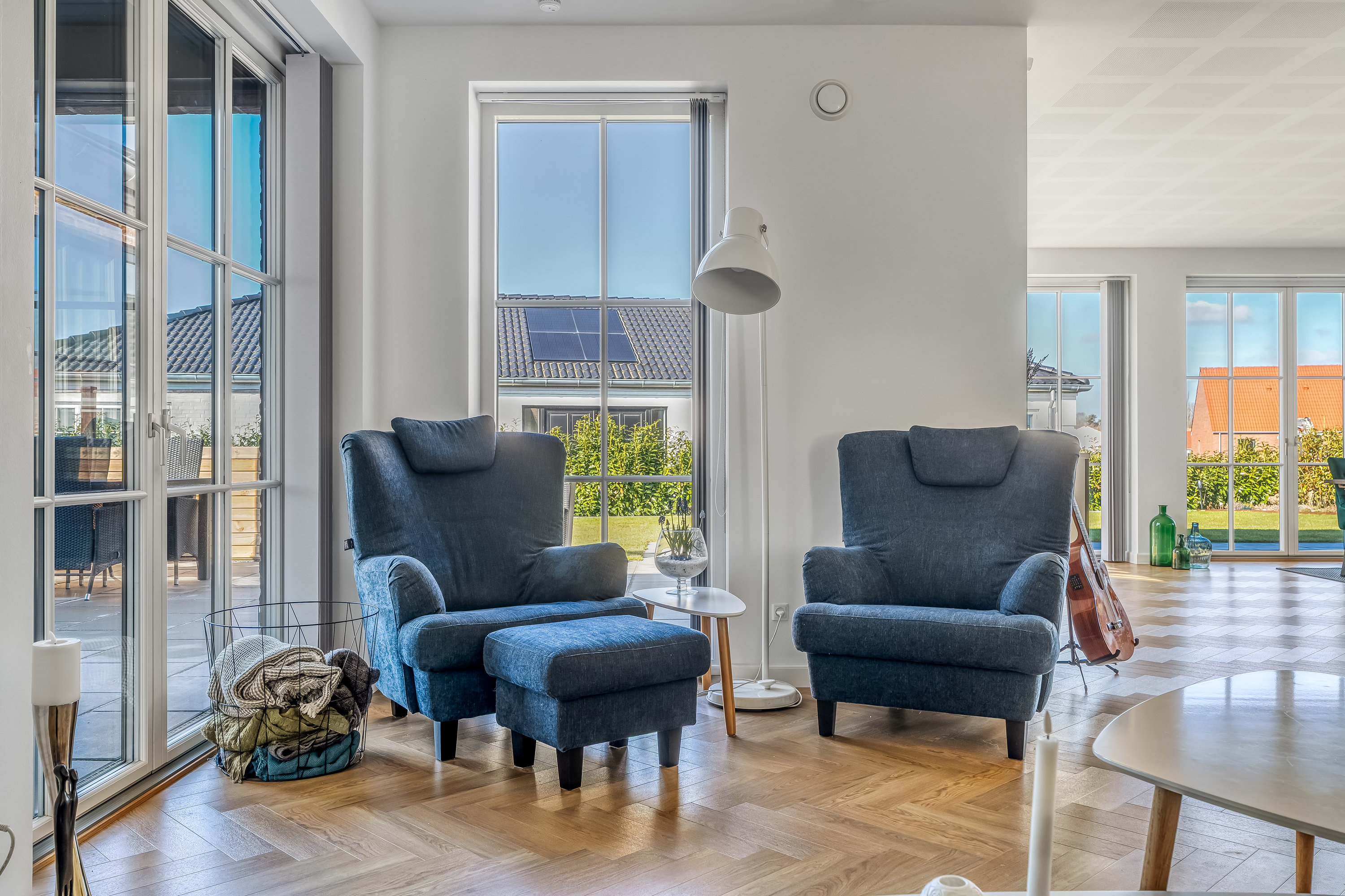 Fremhævet stue billede i fuldskærmstilstand. Billede af Dyreengen 28, 3320 Skævinge