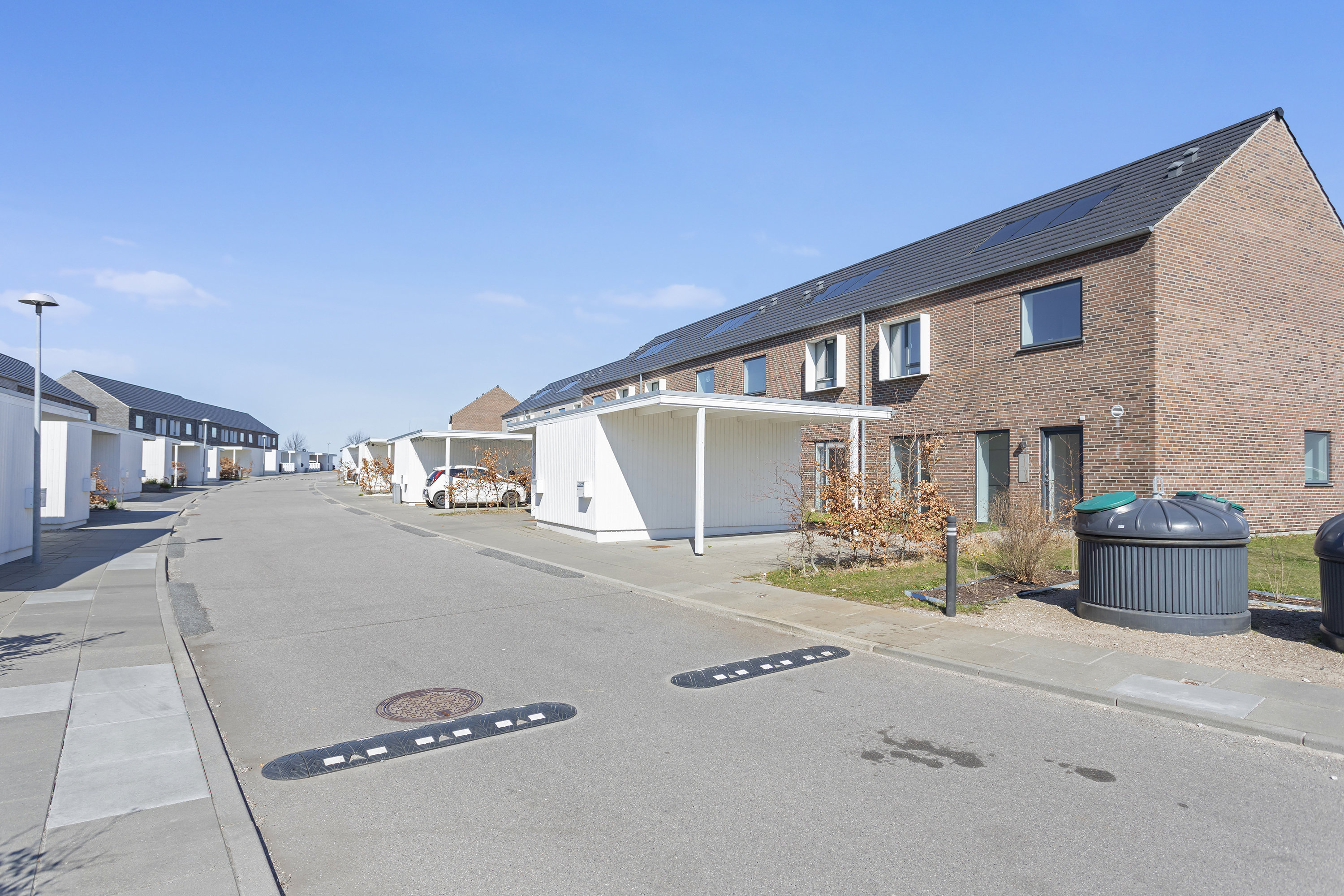 Fremhævet facade billede i fuldskærmstilstand. Billede af Kongeskrænten 34, Smørumnedre, 2765 Smørum