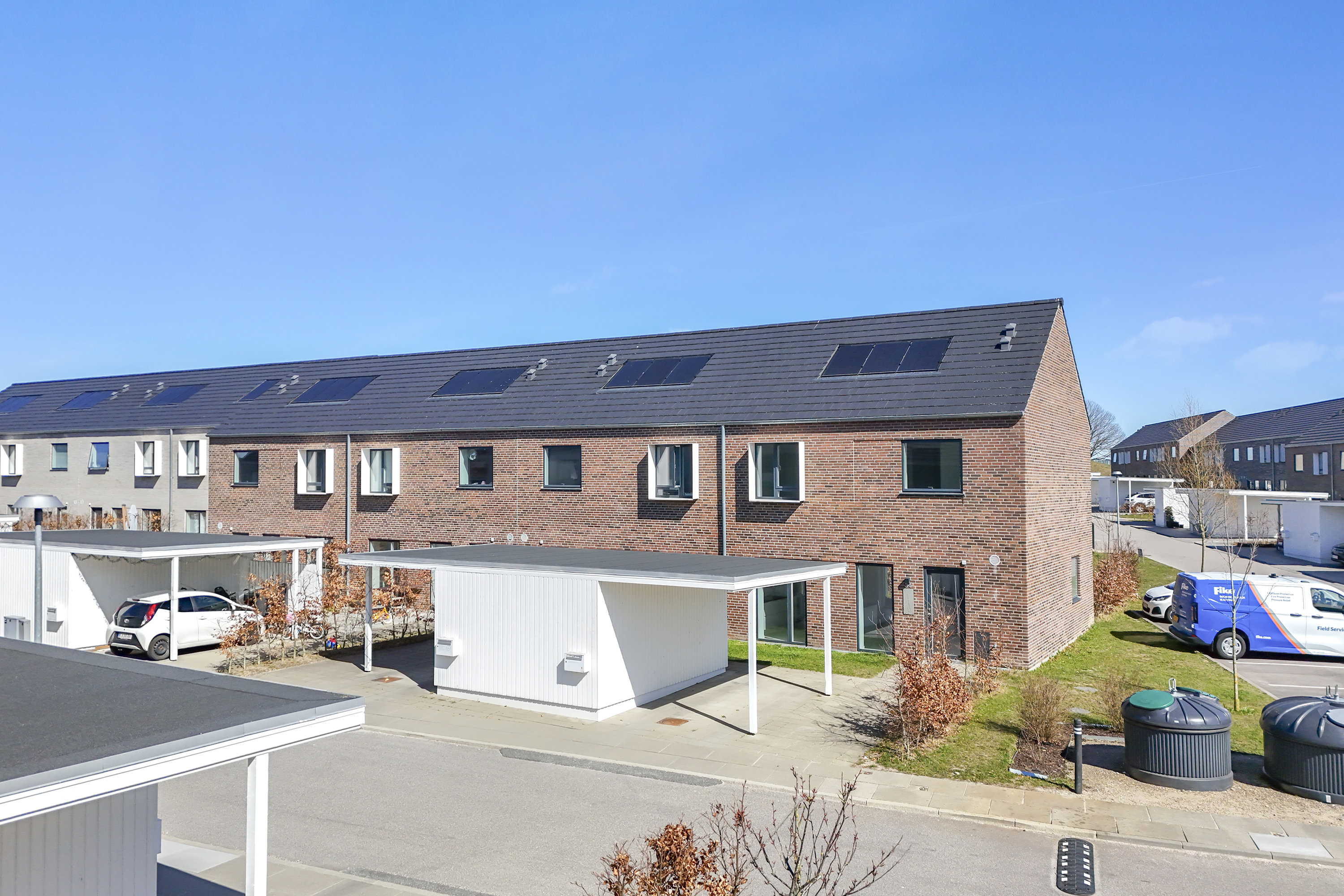 Fremhævet facade billede i fuldskærmstilstand. Billede af Kongeskrænten 34, Smørumnedre, 2765 Smørum