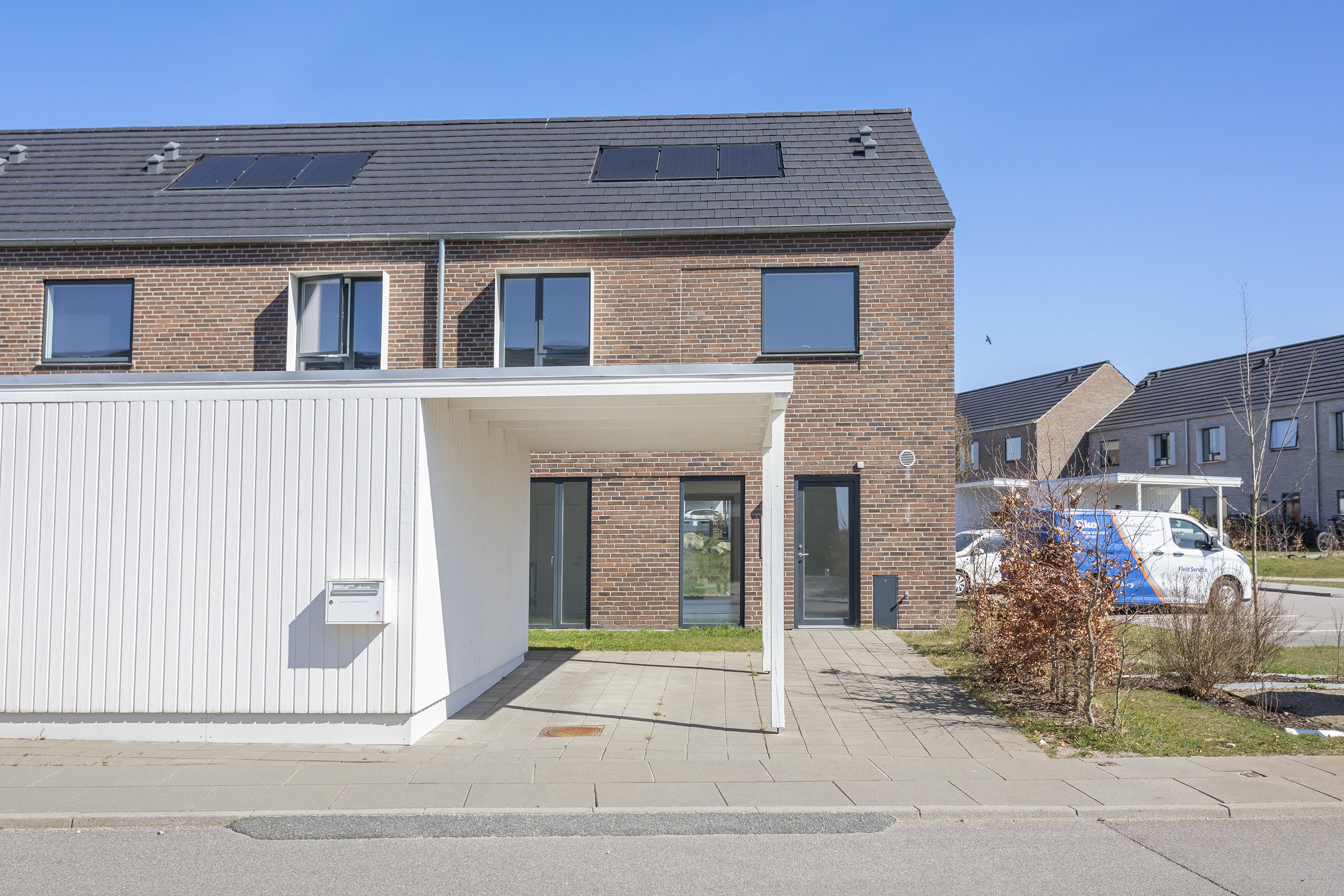 Fremhævet facade billede i fuldskærmstilstand. Billede af Kongeskrænten 34, Smørumnedre, 2765 Smørum