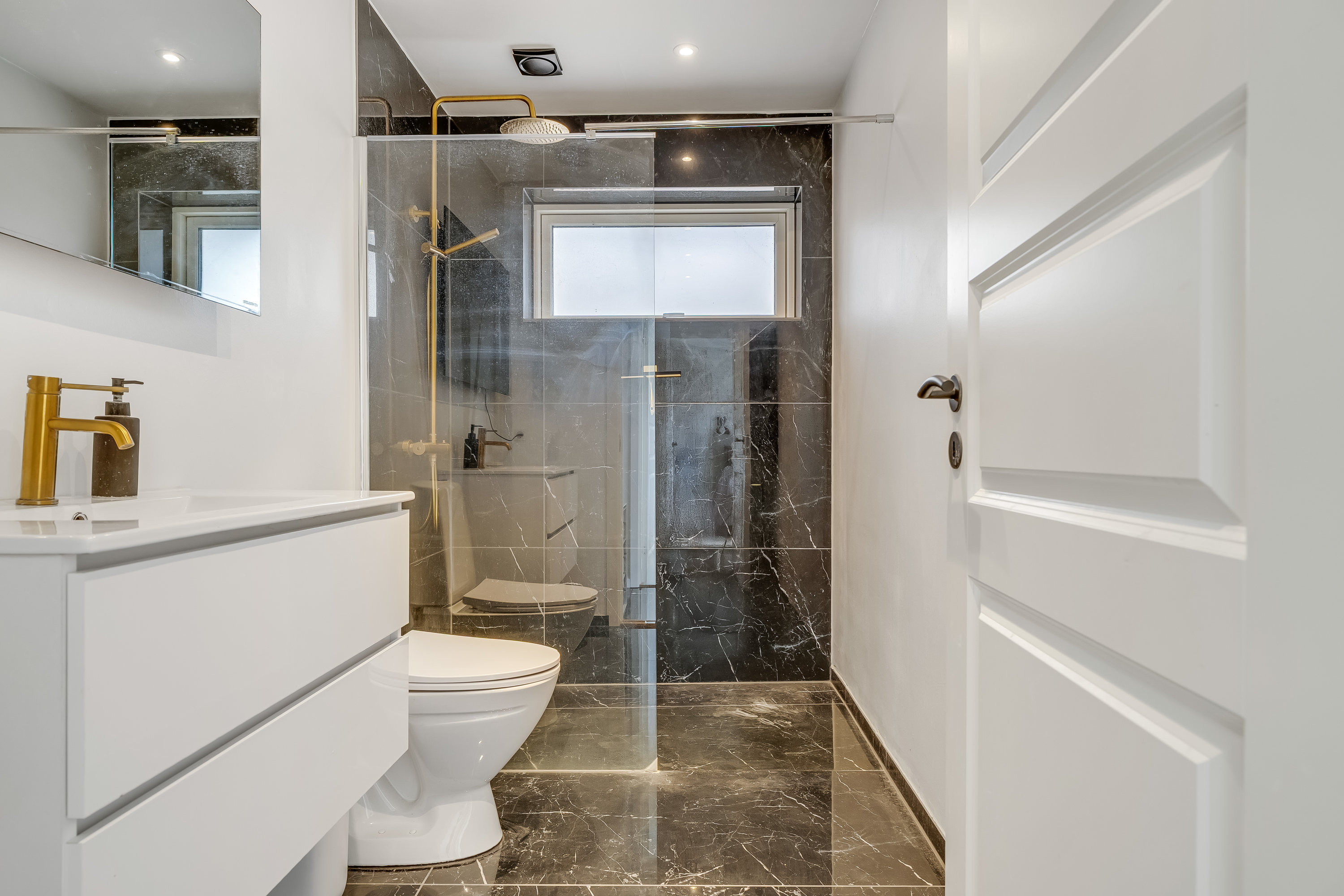 Fremhævet badeværelse billede i fuldskærmstilstand. Billede af Holmemosen 15, Annisse, 3200 Helsinge