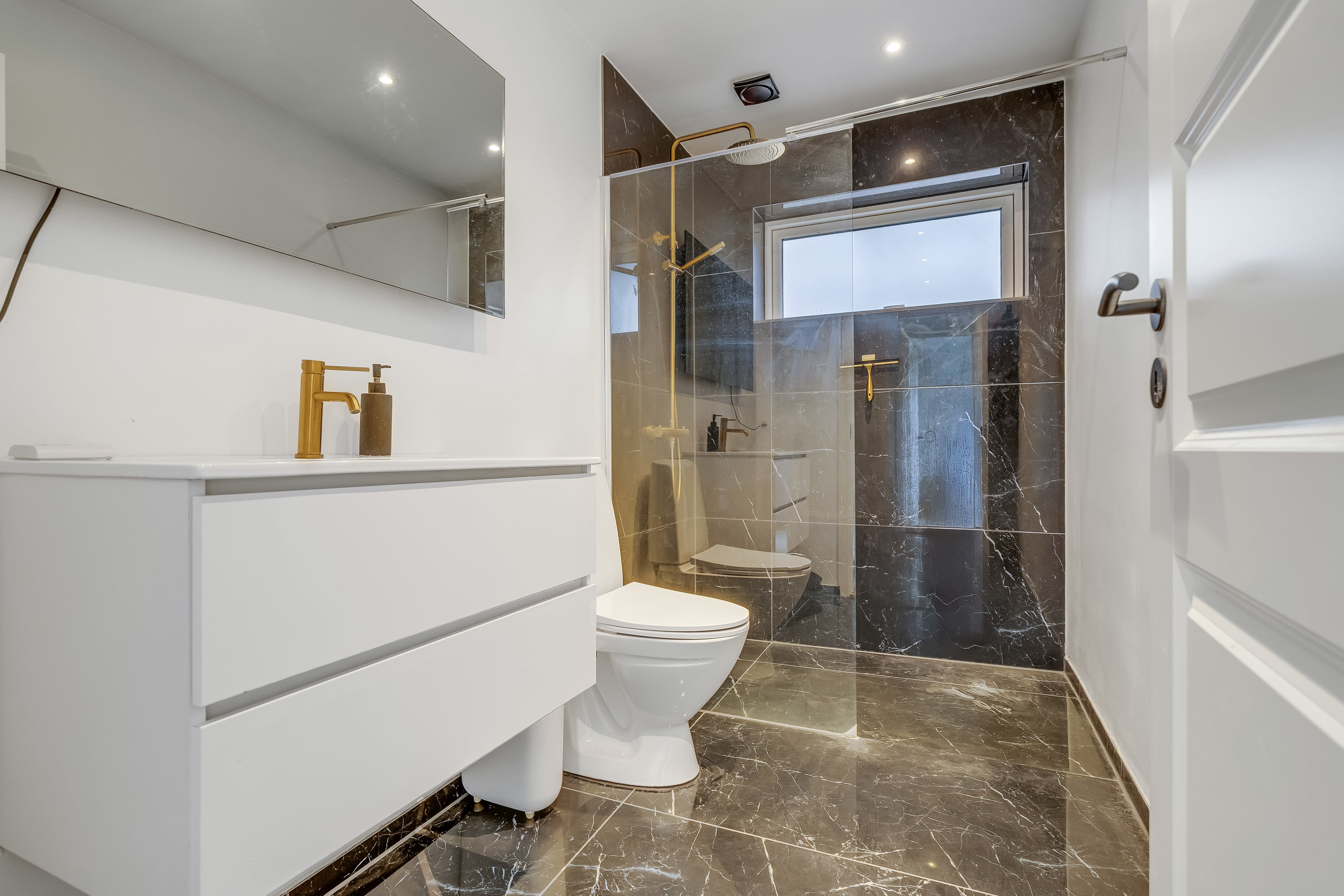 Fremhævet badeværelse billede i fuldskærmstilstand. Billede af Holmemosen 15, Annisse, 3200 Helsinge