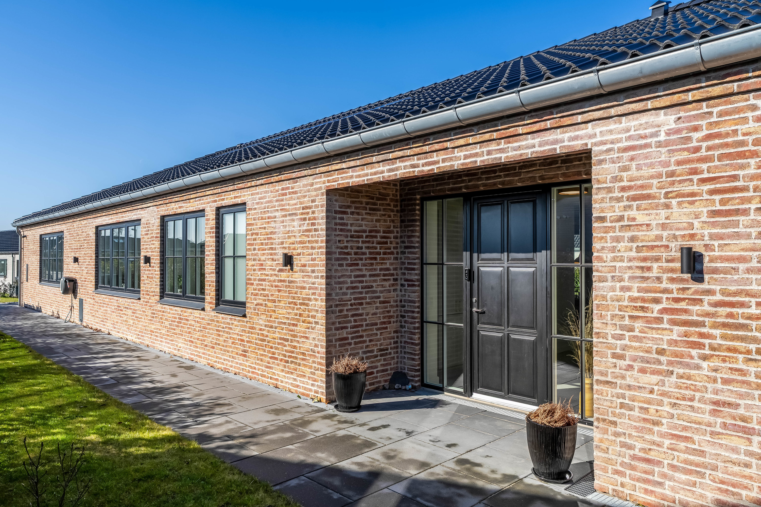 Fremhævet facade billede i fuldskærmstilstand. Billede af Dyreengen 28, 3320 Skævinge