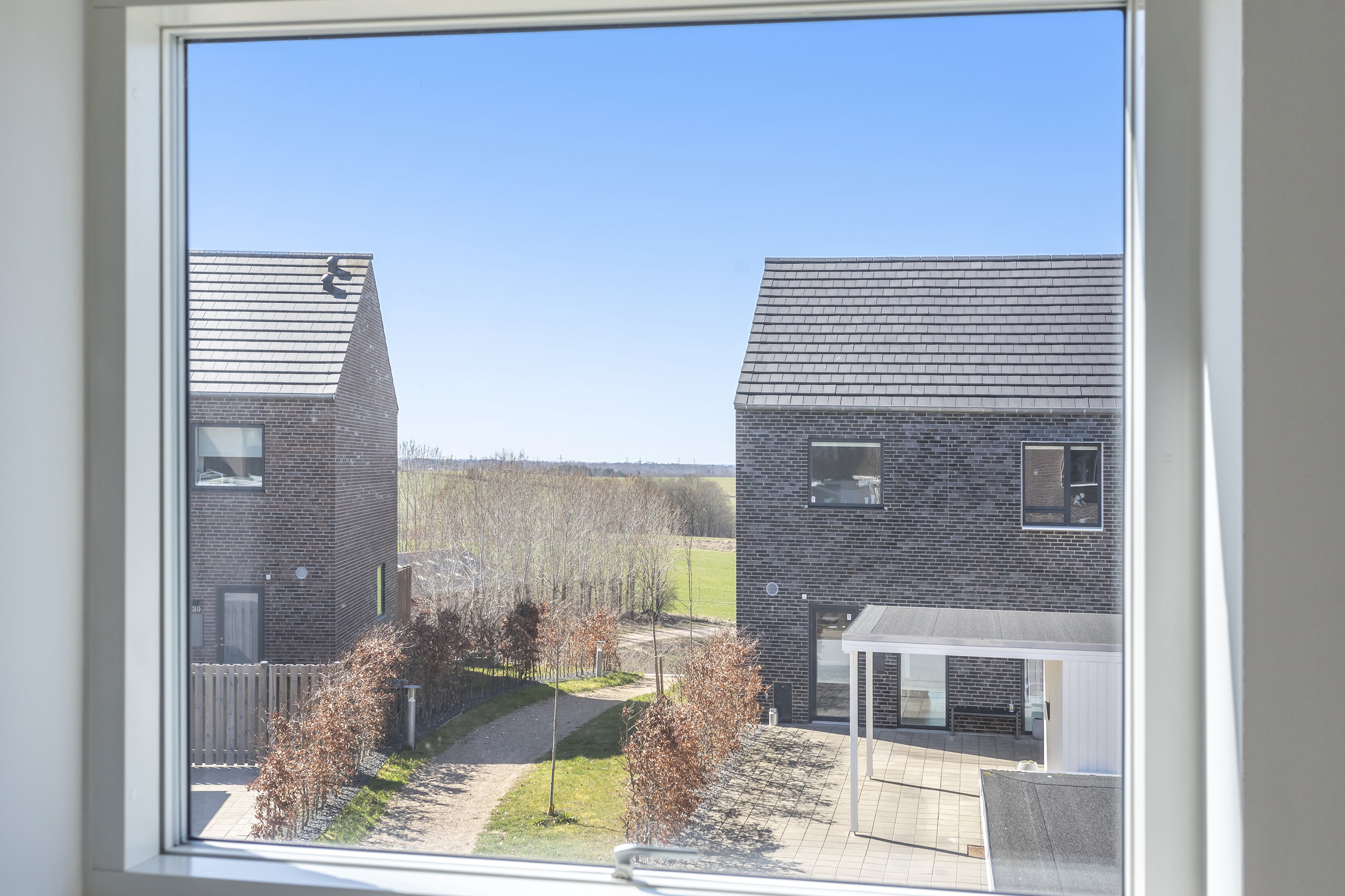 Fremhævet facade billede i fuldskærmstilstand. Billede af Kongeskrænten 34, Smørumnedre, 2765 Smørum