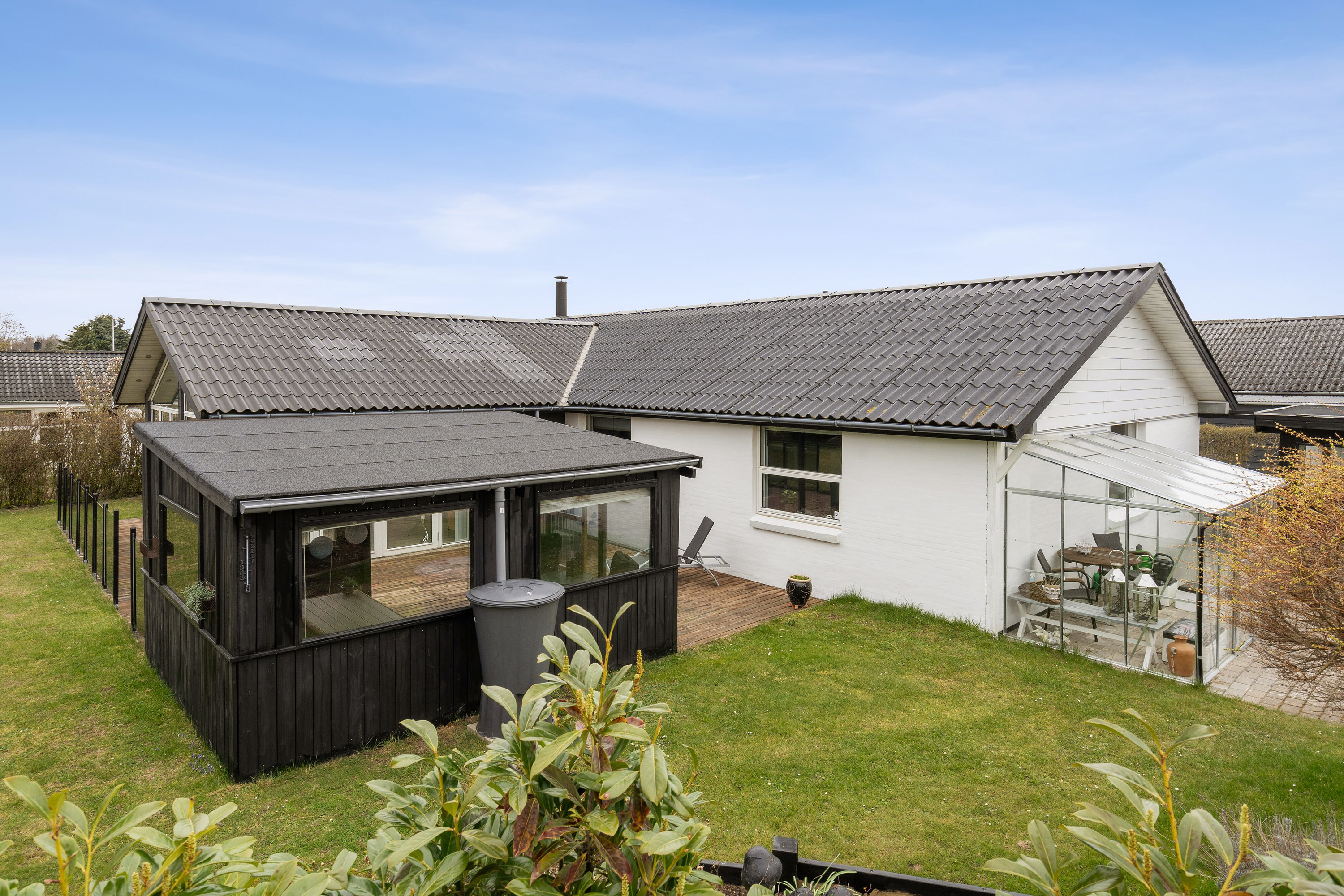 Fremhævet set fra haven billede i fuldskærmstilstand. Billede af Blåbærvænget 20, Appenæs, 4700 Næstved