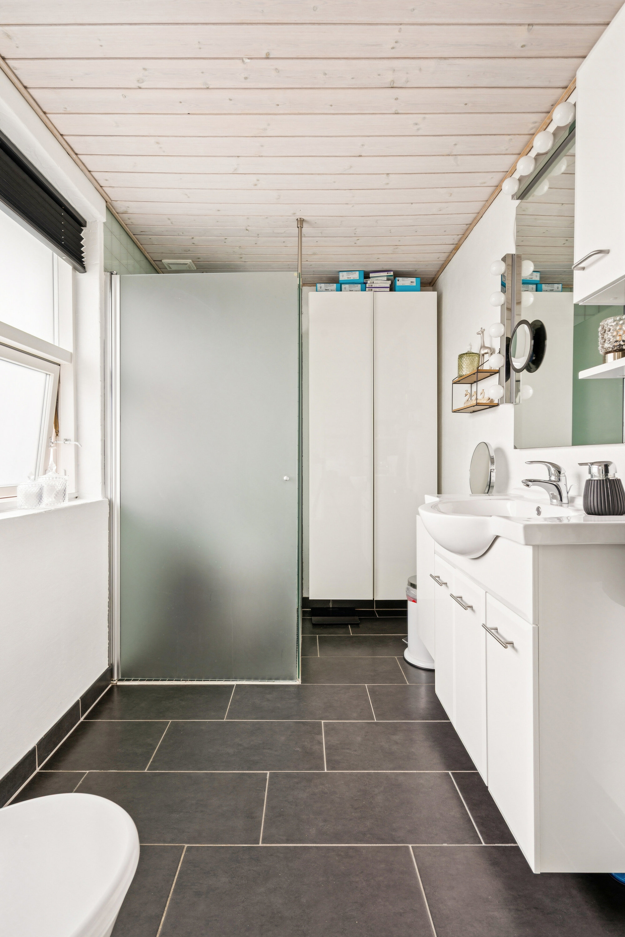 Fremhævet badeværelse billede i fuldskærmstilstand. Billede af Blåbærvænget 20, Appenæs, 4700 Næstved