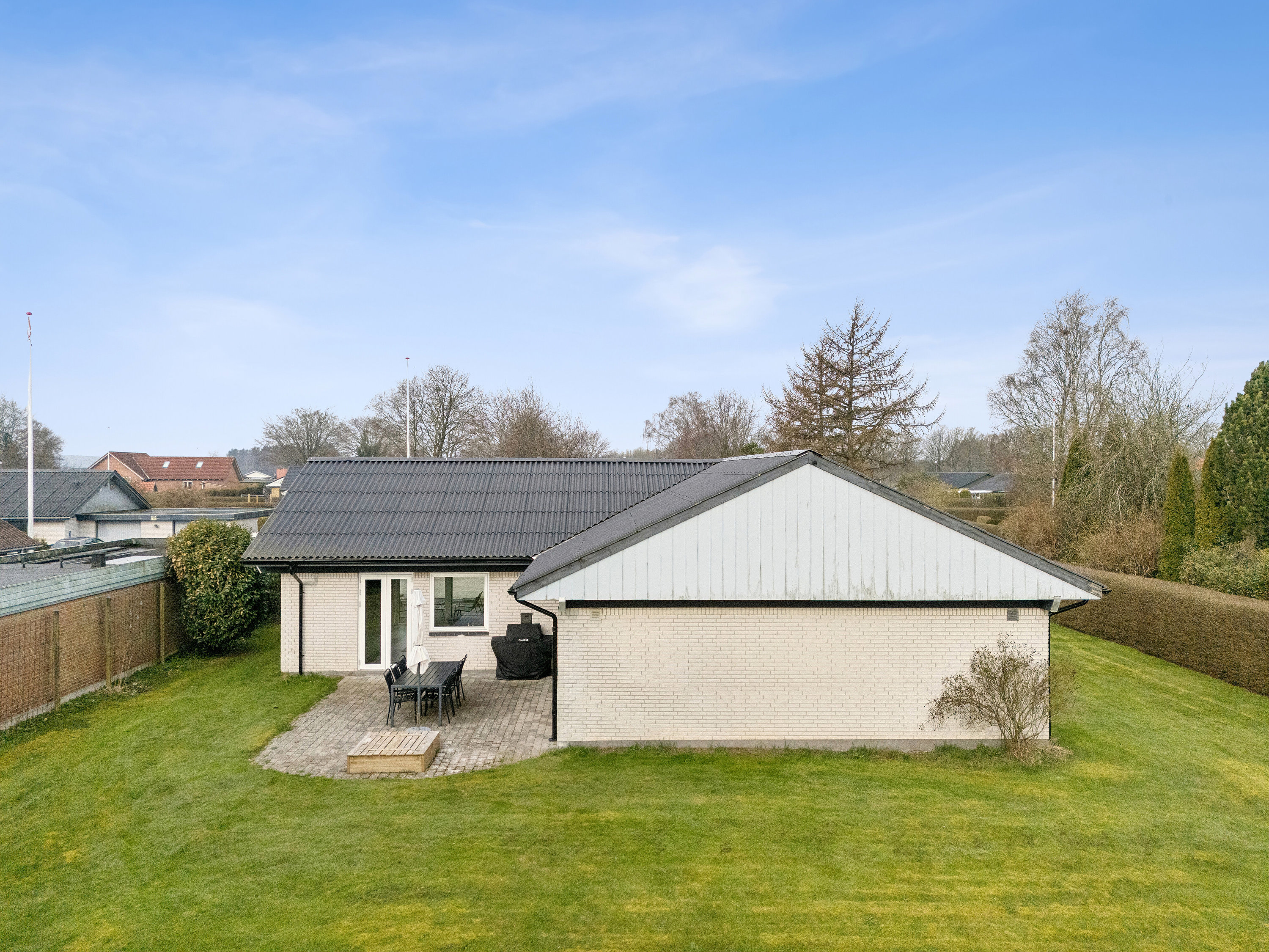 Fremhævet set fra haven billede i fuldskærmstilstand. Billede af Skærskovvænget 23, 8600 Silkeborg